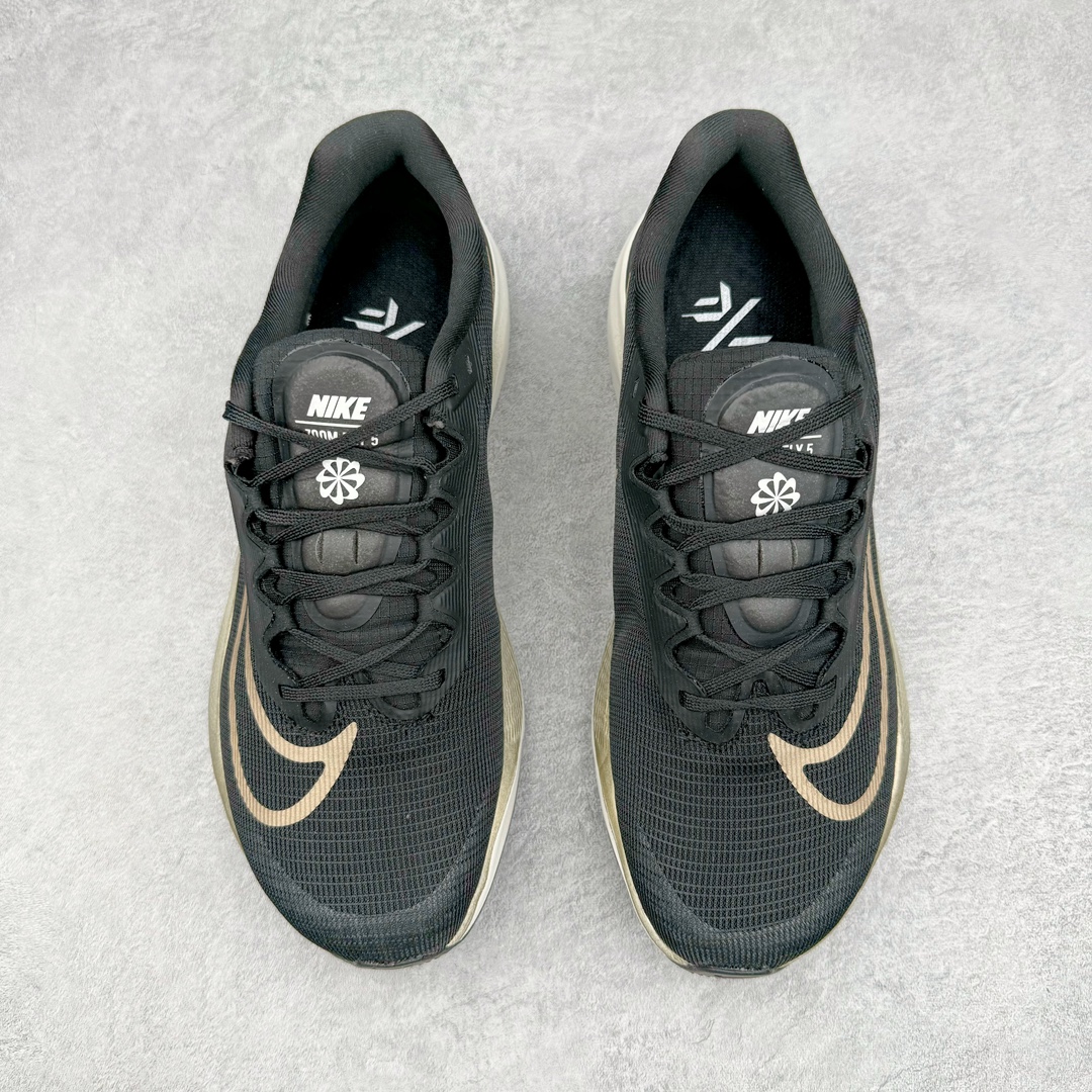 图片[2]-💰160 NK Zoom Fly 5 Premium\”Black Metallic Gold Grain\”飞行5代马拉松系列低帮透气休闲运动慢跑鞋“黑金属金”DM8968-002 NK 旗下跑鞋阵容持续迎来新成员，今回正式登场的鞋型为 Zoom Fly 5，全鞋大量采用回收材料制成，鞋面搭载创新 Flyknit 技术打造的编织网眼，同时考量了舒适、性能与可持续性，首发配色分别提供黑与橄榄绿两种款式可选。采用大型 ZoomX 中底与 Swoosh 徽标注入等变化，鞋侧还有「Push Limits + Break Barriers」字样叙述。尺码：36 36.5 37.5 38 38.5 39 40 40.5 41 42 42.5 43 44 44.5 45 编码：yby2936030-运动鞋