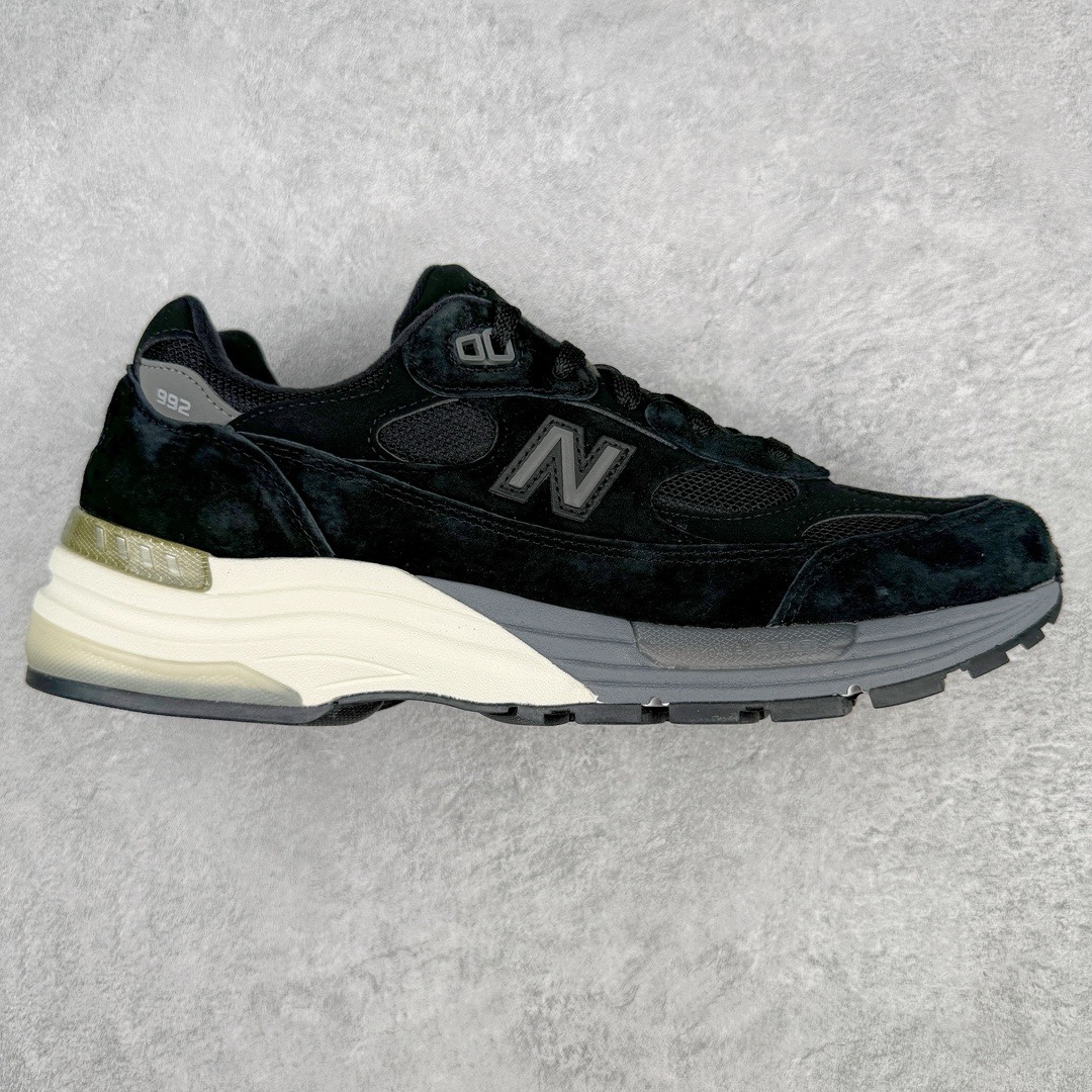 图片[7]-💰240 ＃M纯原 New Balance 新百伦NB992总统复古慢跑鞋 正确3M反光细节 原楦原纸版开发 正确6层组合底模精密开发 后跟透明TPU水晶装饰条稳固 沿用了引以为傲的跑鞋手工技艺 采用猪皮绒面并包裹局部透气网面的鞋身设计 菱网鞋舌上刻有New Balance USA 鞋面依旧身着经典的大热之灰 彰显了其高端的品质身份 尺码：36 37 37.5 38 38.5 39 40 40.5 41.5 42 42.5 43 44 45 46.5 编码：by3936010-运动鞋