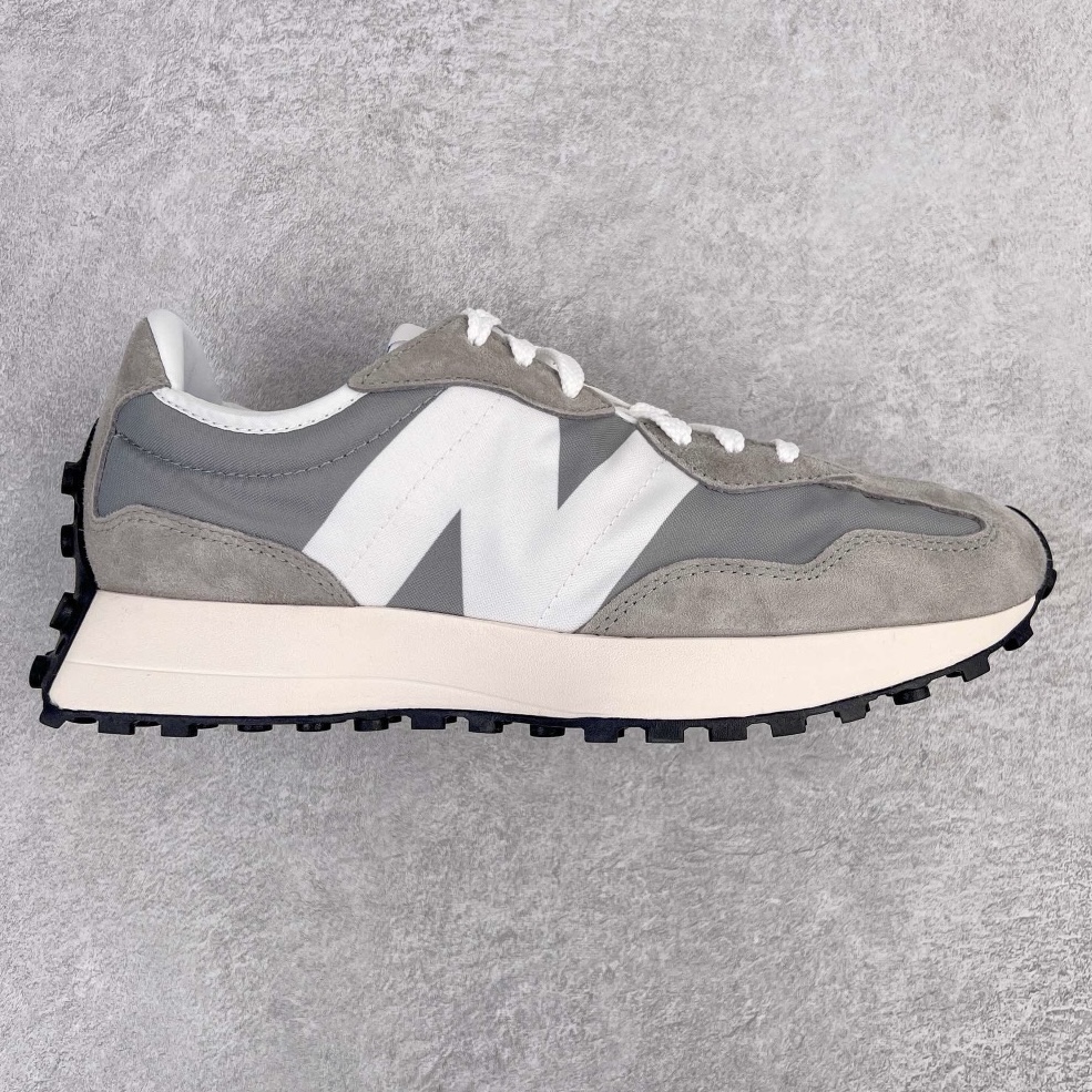 💰190 ＃M纯原 New Balance NB327 新百伦系列复古休闲运动慢跑鞋 原厂细翻毛 原数据档案结合二次高弾MD材料打造原版鞋底 鞋面由原厂特殊定制材料纹路细腻 多道序QC把关品质完善 细节完美 以更纯粹的复古风格设计打造的全新造型 侧身还以解构设计 将 N 字标志以做旧压花样式呈现 样式别具新意 而麂皮、冲孔皮革的塑造 则呈现出高级怀旧气质 也让鞋款在奢华时装风格与运动氛围之间达到了平衡 尺码：36 37 37.5 38 38.5 39.5 40 40.5 41.5 42 42.5 43 44 44.5 45 45.5 编码：by2936060-运动鞋