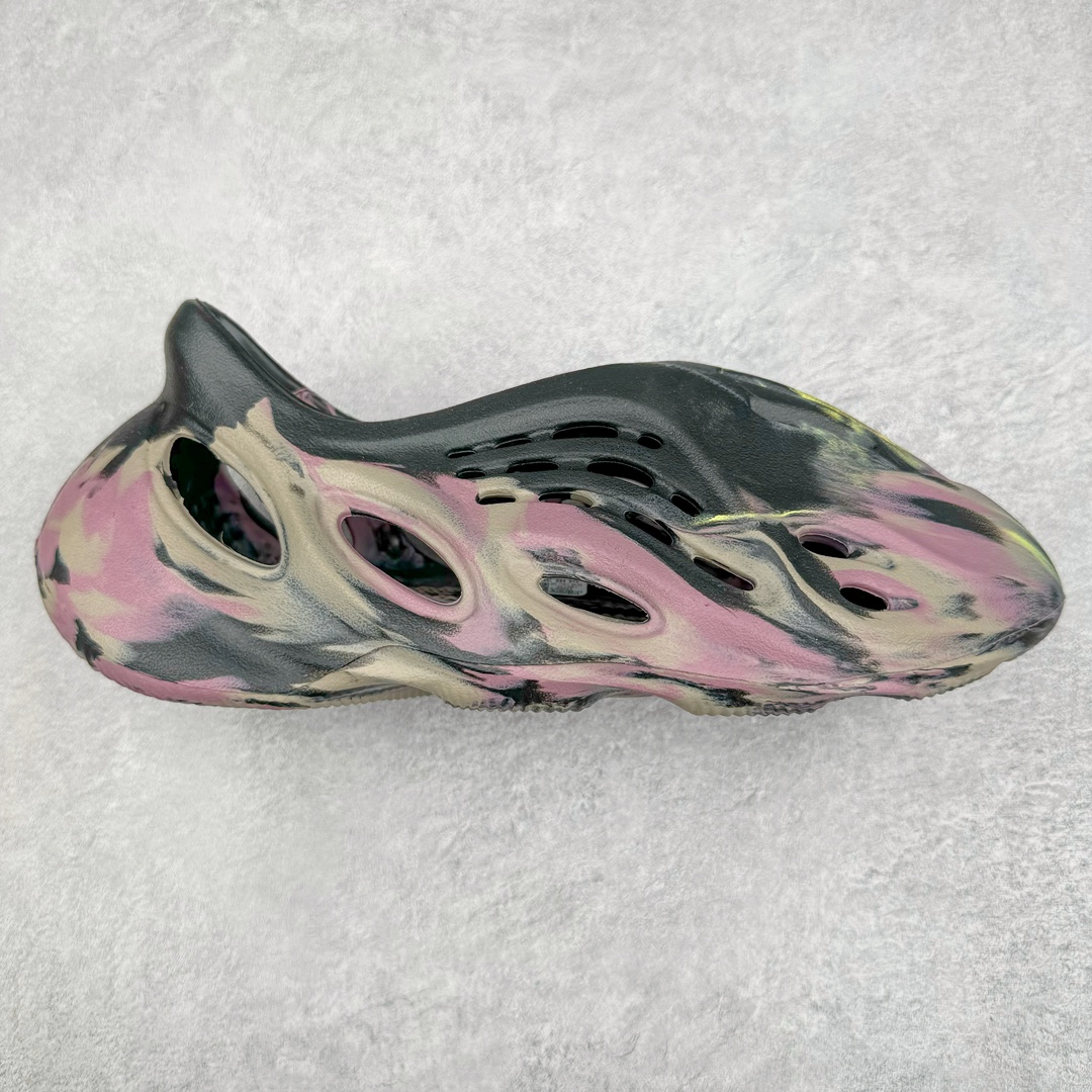 NO:224381,#Lw Pure Original AD Yeezy Foam Runner Hole Shoes #Original environmentally friendly algae 3D material, super cotton-fitting and soft, original data last engineering mechanics development, MD ratio EVA foam-type original color integrated forming shoe mold, Correct Yeezy steel stamp calibration position in the left and right shoe mouth, LOGO inner steel stamp clear and neat Original custom original mark, Chip tag clamping area is flat, burrless, highest craft trimming treatment, correct upper fine matte wall effect, correct shoe box details, clear font, correct box bottom font color, hardness and size synchronous ZP Size 36 37 38 39 40.5 42 43 44.5 46 47 48.5 (one size smaller) Code by1936090, sandals, sandals19860909＃Lw纯原 AD Yeezy Foam Runner 洞洞鞋 #原厂环保藻类3D材质 脚感超棉弹且柔软 原数据楦型工程力学开发 MD配比EVA泡棉式原色一体成形鞋模 正确Yeezy钢印左右鞋口里校准位置 LOGO内侧钢印清晰工整 原厂定制原标 芯片吊牌合模处平整无毛边最高工艺修边处理 正确鞋面细微磨砂墙体效果 正确鞋盒细节 字体清晰 正确盒底字体颜色 硬度大小同步ZP 尺码36 37 38 39 40.5 42 43 44.5 46 47 48.5（偏小一码） 编码by1936090,凉鞋,sandals,Women's Shoes