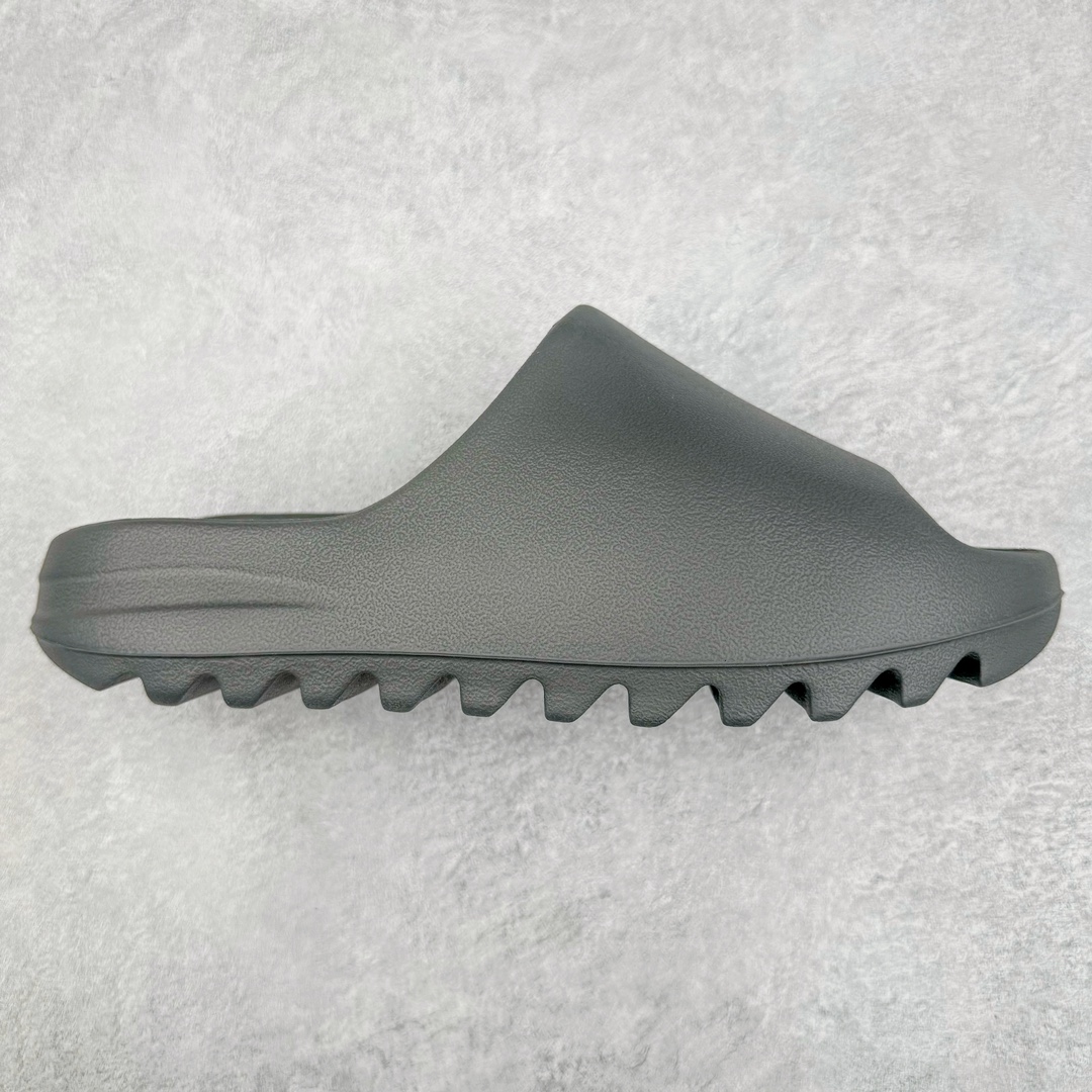 图片[8]-＃Lw纯原 YEEZY SLIDE 椰子拖鞋 同源公司EVA粒子环保塑料 原厂指令配方 弹性卡色均保持原鞋一致 匠心打造 采用原厂进口MD全套模具打造 全套原楦头 鞋口弧度大小 鞋面色泽质感同步原鞋 LOGO内侧钢印清晰工整 原厂定制原标 同比ZP 符合人体设计 独家开发至48.5码 尺码：36 37 38 39 40.5 42 43 44.5 46 47 48.5-选品中心