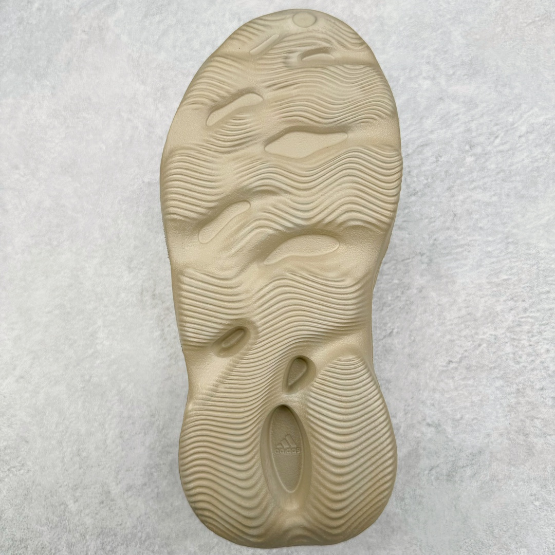 图片[8]-💰120 ＃Lw纯原 AD Yeezy Foam Runner 洞洞鞋 #原厂100%环保藻类3D材质 脚感超棉弹且柔软 原数据楦型工程力学开发 MD配比EVA泡棉式原色一体成形鞋模 正确Yeezy钢印左右鞋口里校准位置 LOGO内侧钢印清晰工整 原厂定制原标 芯片吊牌合模处平整无毛边最高工艺修边处理 正确鞋面细微磨砂墙体效果 正确鞋盒细节 字体清晰 正确盒底字体颜色 硬度大小同步ZP 尺码：36 37 38 39 40.5 42 43 44.5 46 47 48.5（偏小一码） 编码：by1936090-运动鞋