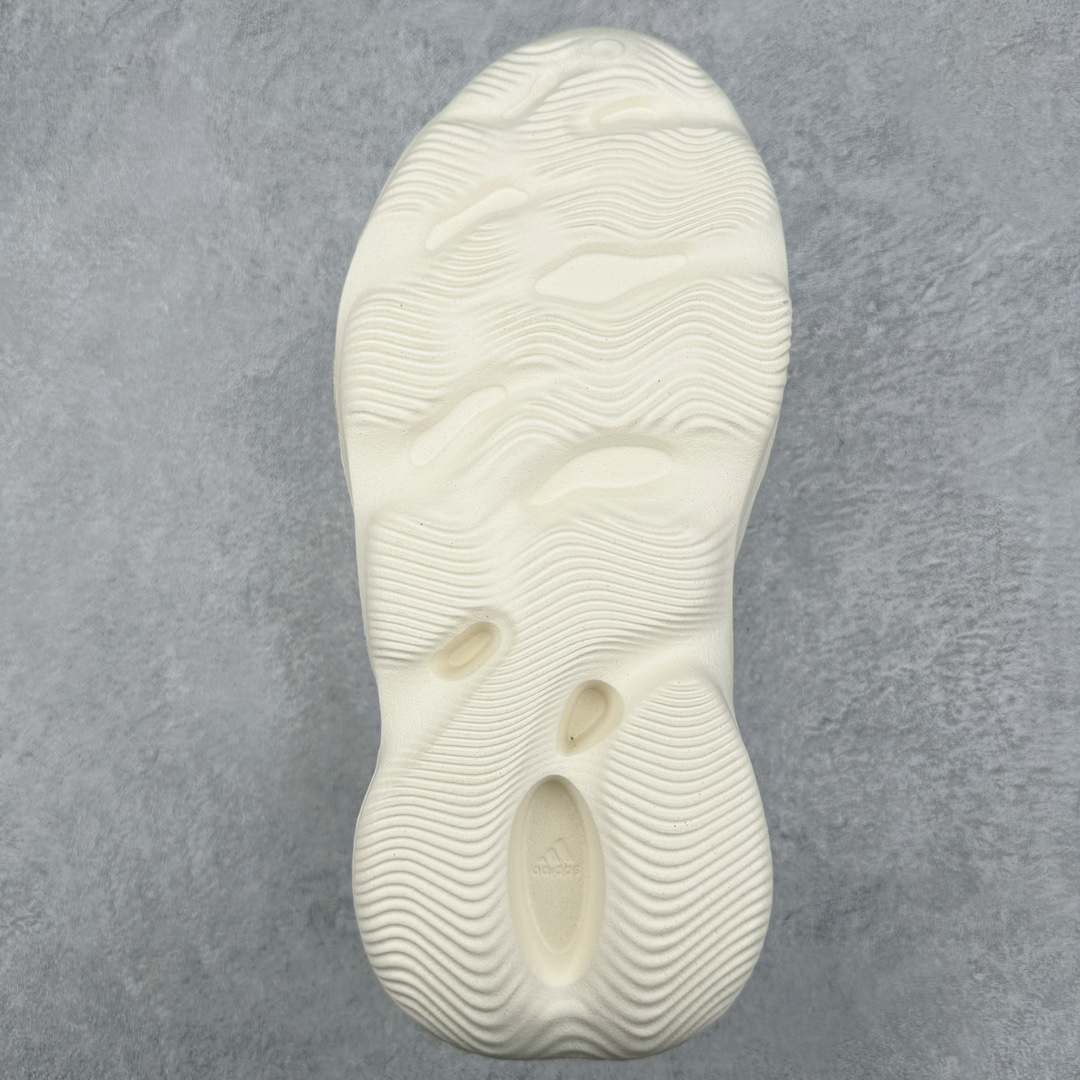 图片[9]-💰120 ＃Lw纯原 AD Yeezy Foam Runner 洞洞鞋 #原厂100%环保藻类3D材质 脚感超棉弹且柔软 原数据楦型工程力学开发 MD配比EVA泡棉式原色一体成形鞋模 正确Yeezy钢印左右鞋口里校准位置 LOGO内侧钢印清晰工整 原厂定制原标 芯片吊牌合模处平整无毛边最高工艺修边处理 正确鞋面细微磨砂墙体效果 正确鞋盒细节 字体清晰 正确盒底字体颜色 硬度大小同步ZP 尺码：36 37 38 39 40.5 42 43 44.5 46 47 48.5（偏小一码） 编码：by1936090-运动鞋