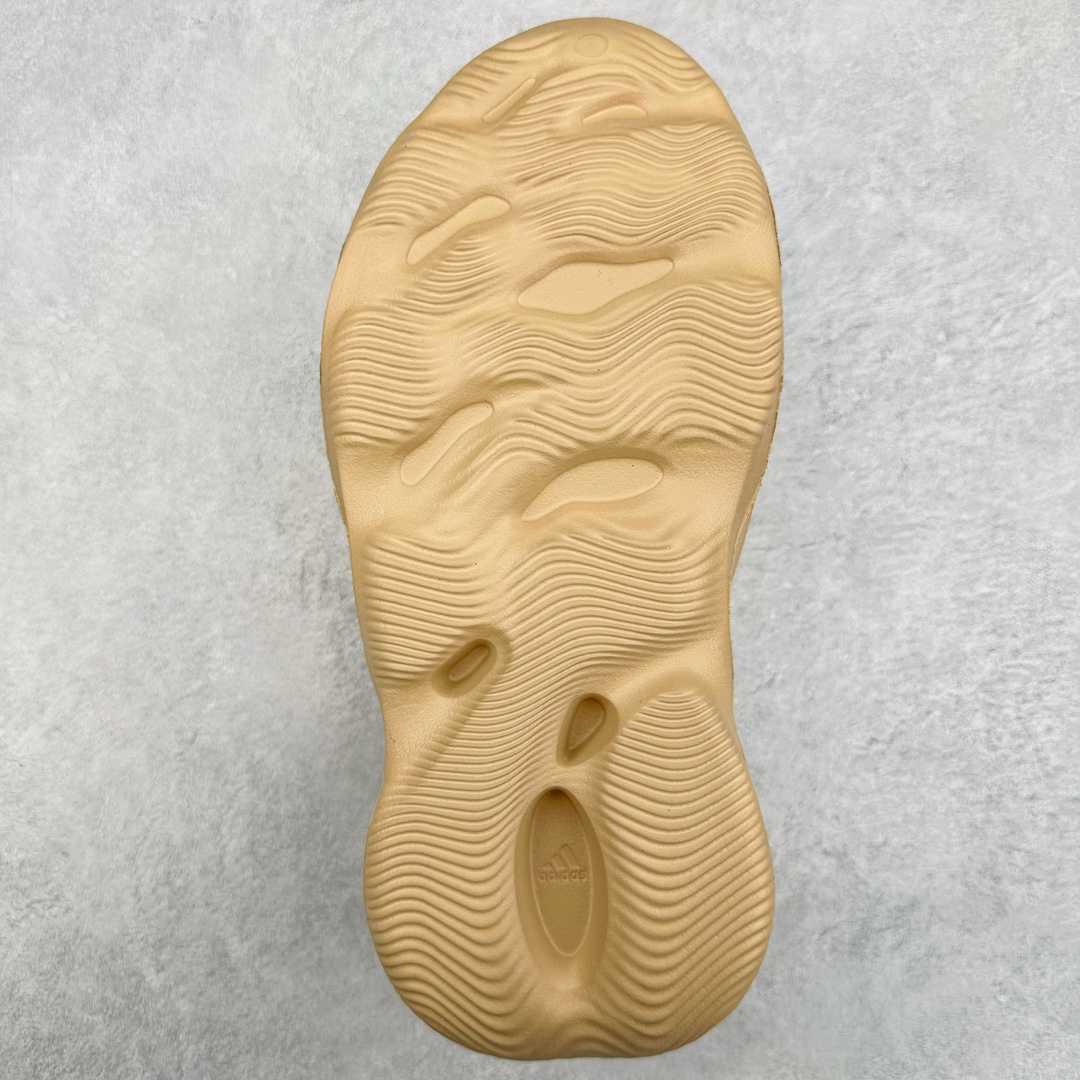 图片[9]-💰120 ＃Lw纯原 AD Yeezy Foam Runner 洞洞鞋 #原厂100%环保藻类3D材质 脚感超棉弹且柔软 原数据楦型工程力学开发 MD配比EVA泡棉式原色一体成形鞋模 正确Yeezy钢印左右鞋口里校准位置 LOGO内侧钢印清晰工整 原厂定制原标 芯片吊牌合模处平整无毛边最高工艺修边处理 正确鞋面细微磨砂墙体效果 正确鞋盒细节 字体清晰 正确盒底字体颜色 硬度大小同步ZP 尺码：36 37 38 39 40.5 42 43 44.5 46 47 48.5（偏小一码） 编码：by1936090-运动鞋