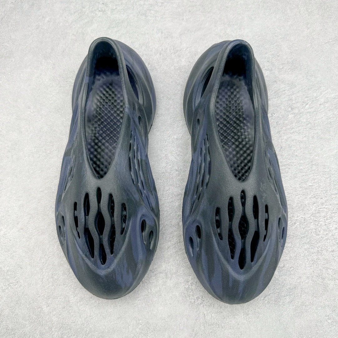 图片[2]-💰120 ＃Lw纯原 AD Yeezy Foam Runner 洞洞鞋 #原厂100%环保藻类3D材质 脚感超棉弹且柔软 原数据楦型工程力学开发 MD配比EVA泡棉式原色一体成形鞋模 正确Yeezy钢印左右鞋口里校准位置 LOGO内侧钢印清晰工整 原厂定制原标 芯片吊牌合模处平整无毛边最高工艺修边处理 正确鞋面细微磨砂墙体效果 正确鞋盒细节 字体清晰 正确盒底字体颜色 硬度大小同步ZP 尺码：36 37 38 39 40.5 42 43 44.5 46 47 48.5（偏小一码） 编码：by1936090-运动鞋