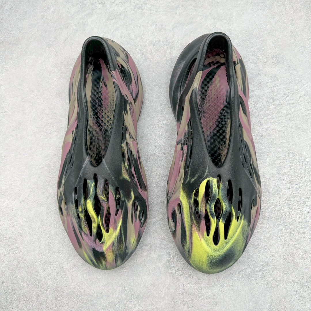 图片[2]-💰120 ＃Lw纯原 AD Yeezy Foam Runner 洞洞鞋 #原厂100%环保藻类3D材质 脚感超棉弹且柔软 原数据楦型工程力学开发 MD配比EVA泡棉式原色一体成形鞋模 正确Yeezy钢印左右鞋口里校准位置 LOGO内侧钢印清晰工整 原厂定制原标 芯片吊牌合模处平整无毛边最高工艺修边处理 正确鞋面细微磨砂墙体效果 正确鞋盒细节 字体清晰 正确盒底字体颜色 硬度大小同步ZP 尺码：36 37 38 39 40.5 42 43 44.5 46 47 48.5（偏小一码） 编码：by1936090-运动鞋