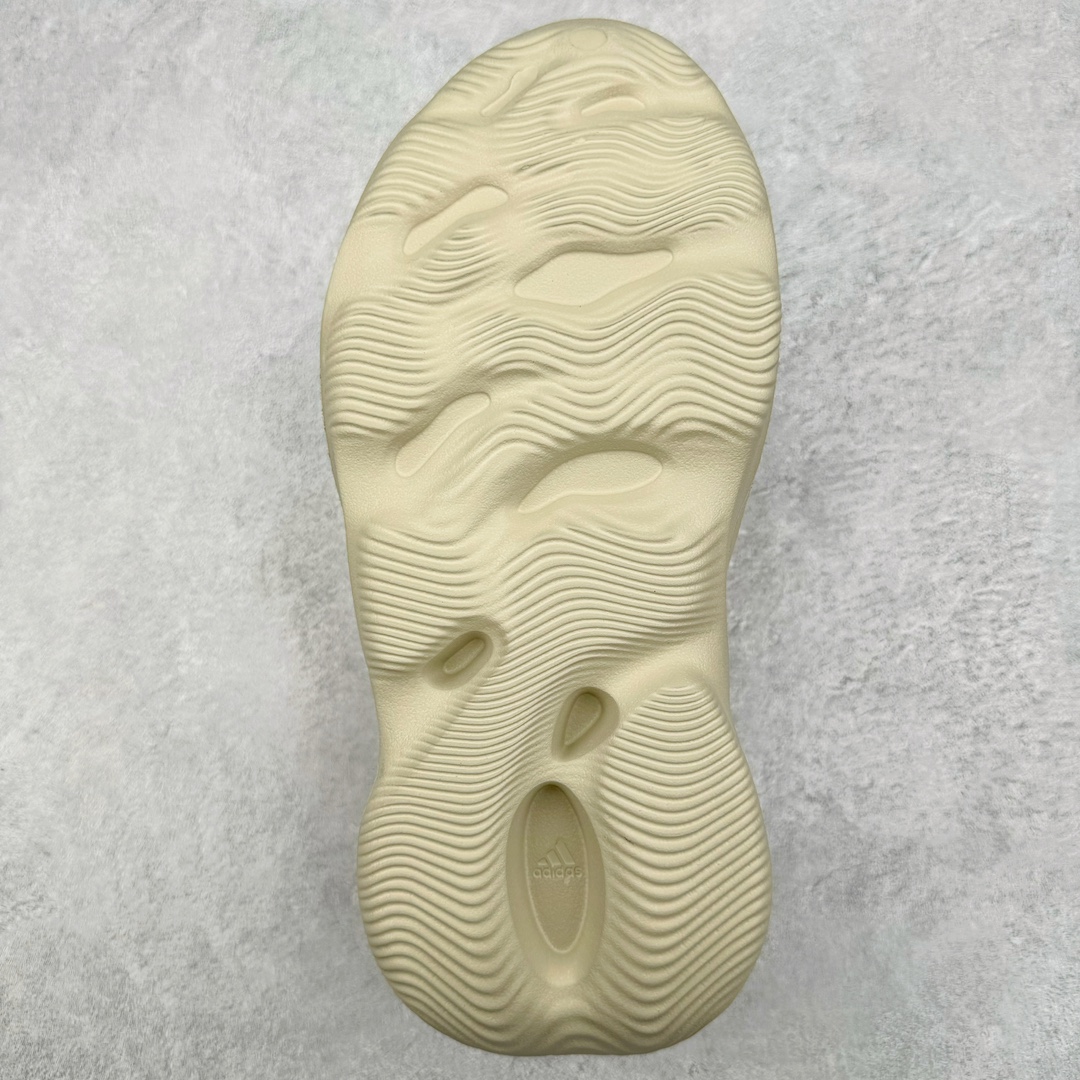 图片[9]-💰120 ＃Lw纯原 AD Yeezy Foam Runner 洞洞鞋 #原厂100%环保藻类3D材质 脚感超棉弹且柔软 原数据楦型工程力学开发 MD配比EVA泡棉式原色一体成形鞋模 正确Yeezy钢印左右鞋口里校准位置 LOGO内侧钢印清晰工整 原厂定制原标 芯片吊牌合模处平整无毛边最高工艺修边处理 正确鞋面细微磨砂墙体效果 正确鞋盒细节 字体清晰 正确盒底字体颜色 硬度大小同步ZP 尺码：36 37 38 39 40.5 42 43 44.5 46 47 48.5（偏小一码） 编码：by1936090-运动鞋