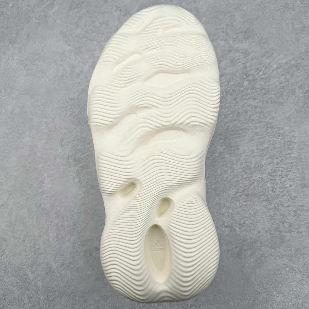 图片[9]-💰120 ＃Lw纯原 AD Yeezy Foam Runner 洞洞鞋 #原厂100%环保藻类3D材质 脚感超棉弹且柔软 原数据楦型工程力学开发 MD配比EVA泡棉式原色一体成形鞋模 正确Yeezy钢印左右鞋口里校准位置 LOGO内侧钢印清晰工整 原厂定制原标 芯片吊牌合模处平整无毛边最高工艺修边处理 正确鞋面细微磨砂墙体效果 正确鞋盒细节 字体清晰 正确盒底字体颜色 硬度大小同步ZP 尺码：36 37 38 39 40.5 42 43 44.5 46 47 48.5（偏小一码） 编码：by1936090-运动鞋