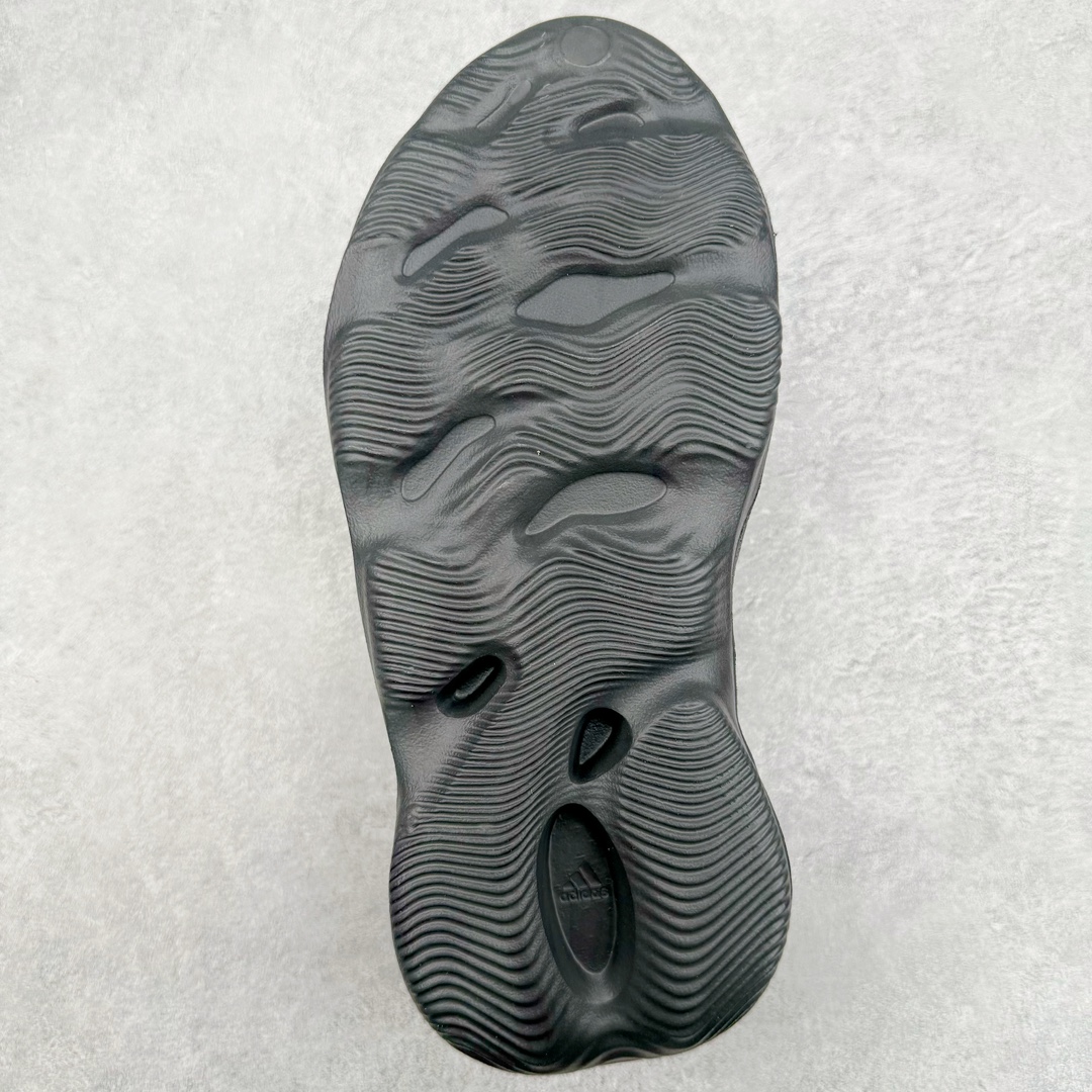 图片[9]-💰120 ＃Lw纯原 AD Yeezy Foam Runner 洞洞鞋 #原厂100%环保藻类3D材质 脚感超棉弹且柔软 原数据楦型工程力学开发 MD配比EVA泡棉式原色一体成形鞋模 正确Yeezy钢印左右鞋口里校准位置 LOGO内侧钢印清晰工整 原厂定制原标 芯片吊牌合模处平整无毛边最高工艺修边处理 正确鞋面细微磨砂墙体效果 正确鞋盒细节 字体清晰 正确盒底字体颜色 硬度大小同步ZP 尺码：36 37 38 39 40.5 42 43 44.5 46 47 48.5（偏小一码） 编码：by1936090-运动鞋