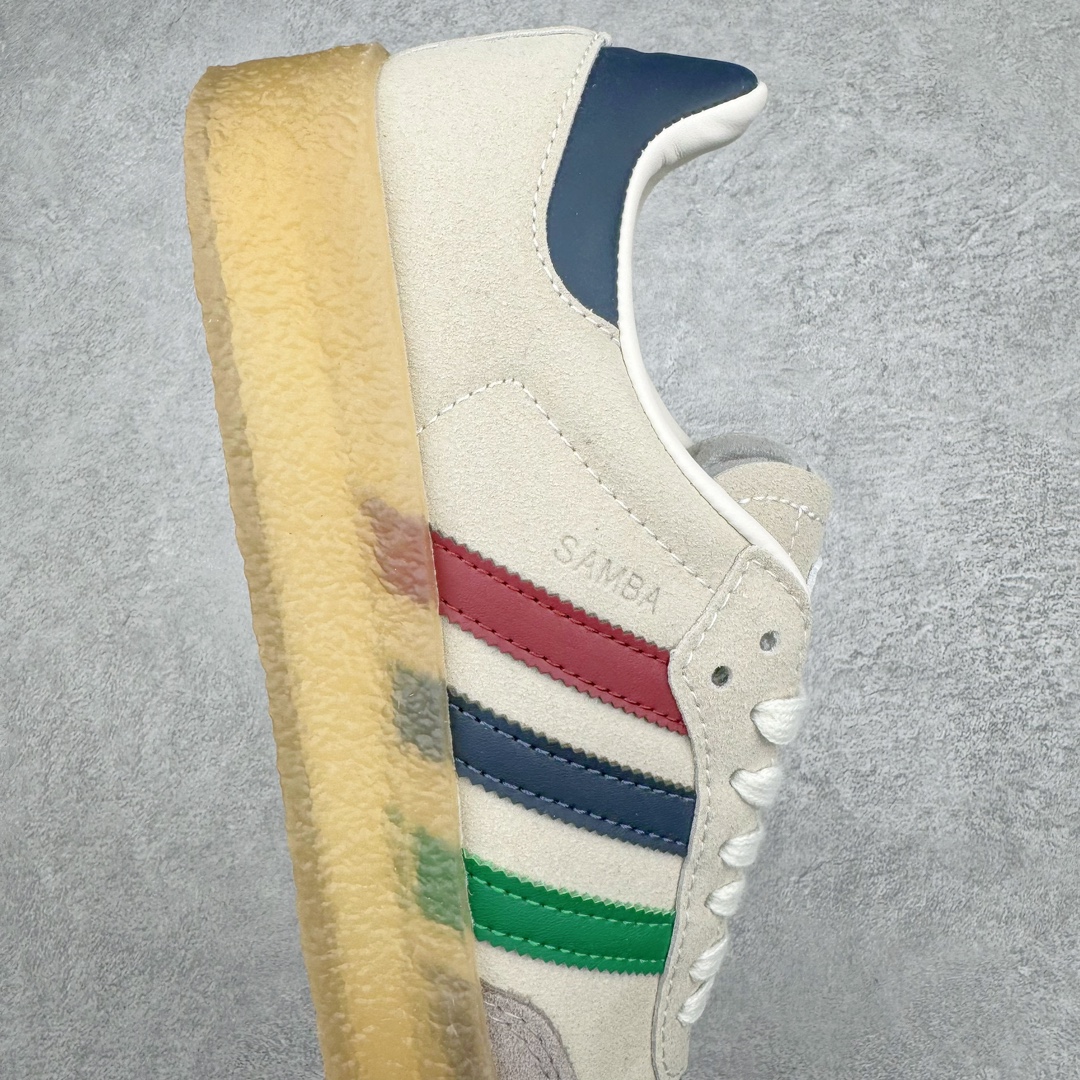 图片[6]-💰170 KITH x Clarks x AD Originals 8th Street Samba 三方联名桑巴舞街头系列低帮德训风百搭复古松糕休闲运动厚底板鞋 白红绿生胶底 IE4033 结合 Wallabee 大底的全新 Samba 鞋款登场 KITH 创办人兼首席执行长 Ronnie Fieg 与 AD这对人气合作阵容再度重聚 不仅如此 今番更加入近年表现优秀的鞋履品牌 Clarks Originals 展开三方联名 透过热门项目互相碰撞将彼此的 DNA 协调融入 带来名为「8th Street Samba」的全新迭代 一次亮相橄榄绿、焦糖棕色、白底绿线条三种配色 尺码：36 36⅔ 37⅓ 38 38⅔ 39⅓ 40 40⅔ 41⅓ 42 42⅔ 43⅓ 44 45 编码：Xby2936040-运动鞋