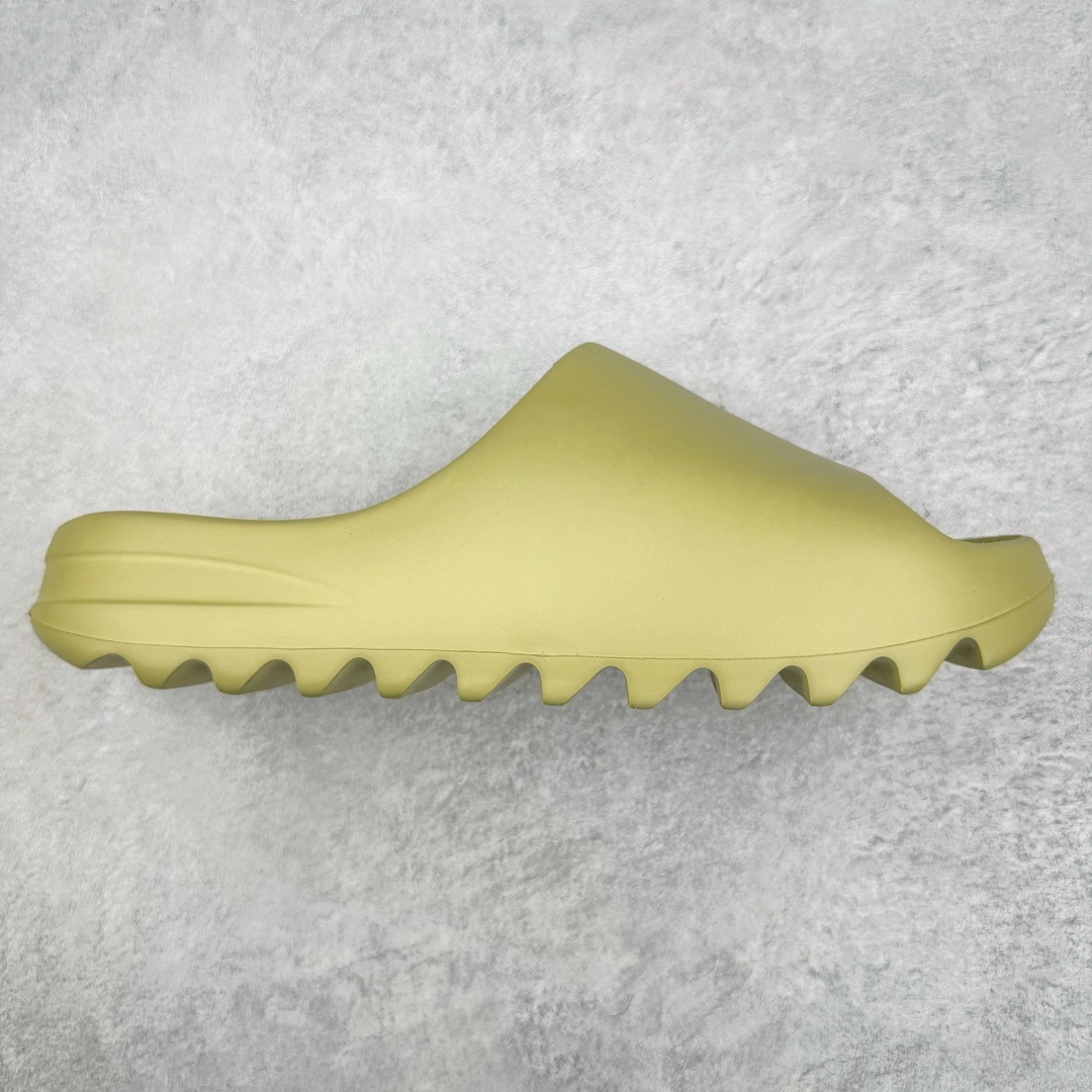 💰100 ＃Lw纯原 YEEZY SLIDE 椰子拖鞋 同源公司EVA粒子环保塑料 原厂指令配方 弹性卡色均保持原鞋一致  匠心打造 采用原厂进口MD全套模具打造 全套原楦头 鞋口弧度大小 鞋面色泽质感同步原鞋 LOGO内侧钢印清晰工整 原厂定制原标 同比ZP 符合人体设计 独家开发至48.5码 尺码：36 37 38 39 40.5 42 43 44.5 46 47 48.5 编码：by1936070-运动鞋