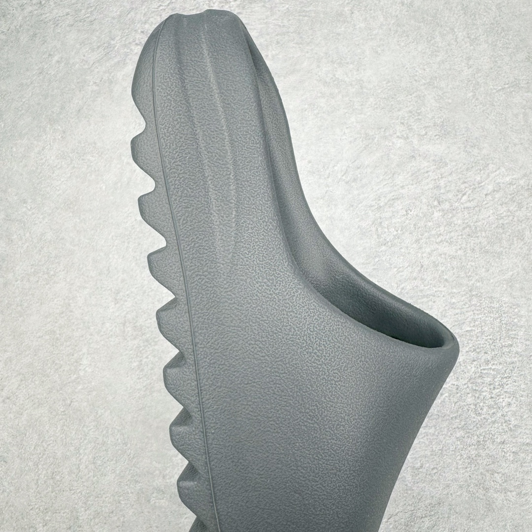 图片[6]-＃Lw纯原 YEEZY SLIDE 椰子拖鞋 同源公司EVA粒子环保塑料 原厂指令配方 弹性卡色均保持原鞋一致 匠心打造 采用原厂进口MD全套模具打造 全套原楦头 鞋口弧度大小 鞋面色泽质感同步原鞋 LOGO内侧钢印清晰工整 原厂定制原标 同比ZP 符合人体设计 独家开发至48.5码 尺码：36 37 38 39 40.5 42 43 44.5 46 47 48.5-选品中心