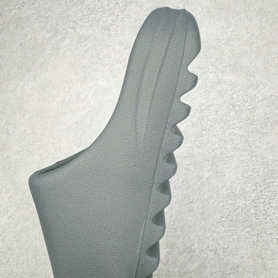 图片[7]-＃Lw纯原 YEEZY SLIDE 椰子拖鞋 同源公司EVA粒子环保塑料 原厂指令配方 弹性卡色均保持原鞋一致 匠心打造 采用原厂进口MD全套模具打造 全套原楦头 鞋口弧度大小 鞋面色泽质感同步原鞋 LOGO内侧钢印清晰工整 原厂定制原标 同比ZP 符合人体设计 独家开发至48.5码 尺码：36 37 38 39 40.5 42 43 44.5 46 47 48.5-选品中心