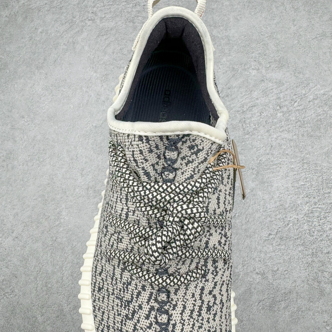 图片[5]-💰400 ＃Lw纯原 AD Yeezy 350 \”Turtle Dove\” 初代灰白 AQ4832 原厂再生高弹纱 艺超原厂鞋带 原厂Cost高斯环保线 百宏原厂后拉织带环 德国进口巴斯夫大底 原档案底模数据 区别市面一切版本 均不是一个档次 辰元原厂针织代工 细节还原度极高 大几率过验 独家外贸特供48.5 尺码 36 36.5 37 38 38.5 39 40 40.5 41 42 42.5 43 44 44.5 45 46 47 47.5 48.5 编码：by4936070-运动鞋