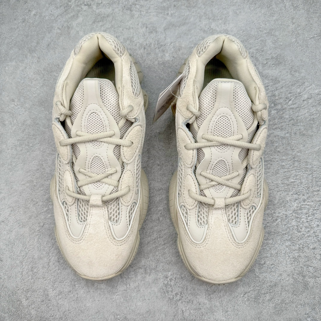 图片[2]-＃Lw纯原 Yeezy 500 Desert Rat 灰白色 DB2908 圈内高端卖家首选 完美零瑕疵 冲正绝不翻车 万邦原厂翻毛、甩纹牛皮 内置adiPRENE+减震科技 全鞋包括内里 机台针车间距调整与原版一致 原底模具开发 \\\”adiPRENE\\\”字样完美呈现 UV紫光下 鞋面、鞋垫反馈效果正确 原标测写 内外标、吊牌芯片卡 遵循原版 尺码：36 36.5 37 38 38.5 39 40 40.5 41 42 42.5 43 44 44.5 45 46 46.5 47 48-选品中心
