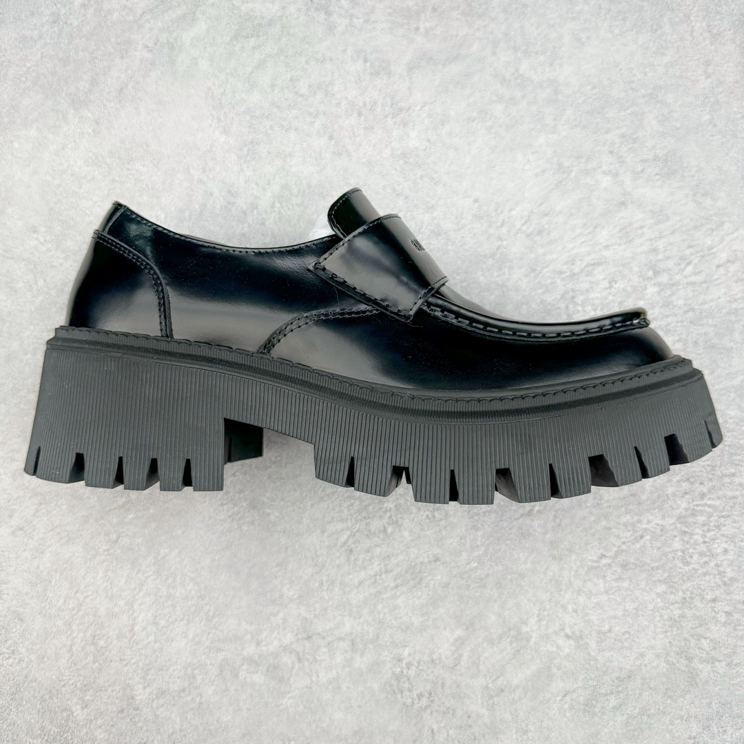 ＃GD广顶 Balenciaga Trooper 巴黎世家时尚系带牛皮厚底德比鞋 象征着时尚的前沿 款式典雅而时尚 突显法式高雅气息 众多国内外一线潮流明星上脚加持 舒适鞋面 具有很好的延展性和透气性 外观设计鞋身运用简洁的黑色进行搭配 上脚颜值高 鞋跟耐磨性强 不易打滑 尺码：39-45（偏大一码）-选品中心