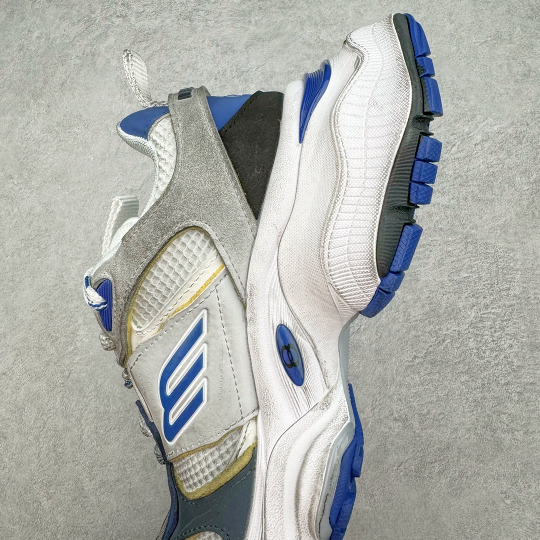 图片[7]-＃总裁特价福利 Balenciaga CARGO Sneaker 巴黎世家十一代圆头系带舒适百搭低帮生活休闲鞋老爹鞋 全套原纸板楦头开发 最原汁原味的灵魂版型 全鞋荧光划线卡点 胶水把控整洁度追求极致完美 每一双都是工艺品 多重QC质检 超越公司货的品控标准 实实在在的免检产品 原盒原配 正确字体电绣 粗细、位置、大小正确 侧边TPU 透气孔匹配意产原版 正确分离大底 TPU软底 原版一致大底LOGO 立体感十足 原厂皮料水洗做旧 采购原厂网纱 这款超细纤维和网布工装运动鞋 来自 Balenciaga 2024年夏季系列 其前卫的设计、夸张的体积和反光细节赋予其特别的轮廓 在 2024 夏季系列的秀场上 我们看到了睽违已久的新款运动鞋 Cargo Sneaker 看鞋名便可猜想 延续 3XL 经典设计 这似乎是一双天生为阔腿 Cargo 而生的鞋款 并且它比起 3XL 本就极度夸张的造型更加夸张 拥有更大的鞋底面积以及更为上翘的鞋头 堪称「5XL」外观设计上除了「比大更大」做旧的厚网布鞋面 还有一种经典 Track 鞋款融合 New Balance 9060 中底之即视感 标志性 Sporty B Logo 置于鞋面中间 再加上明显提高的中底厚度 你也不用害怕与3XL难以分辨 尺码：35/46-选品中心