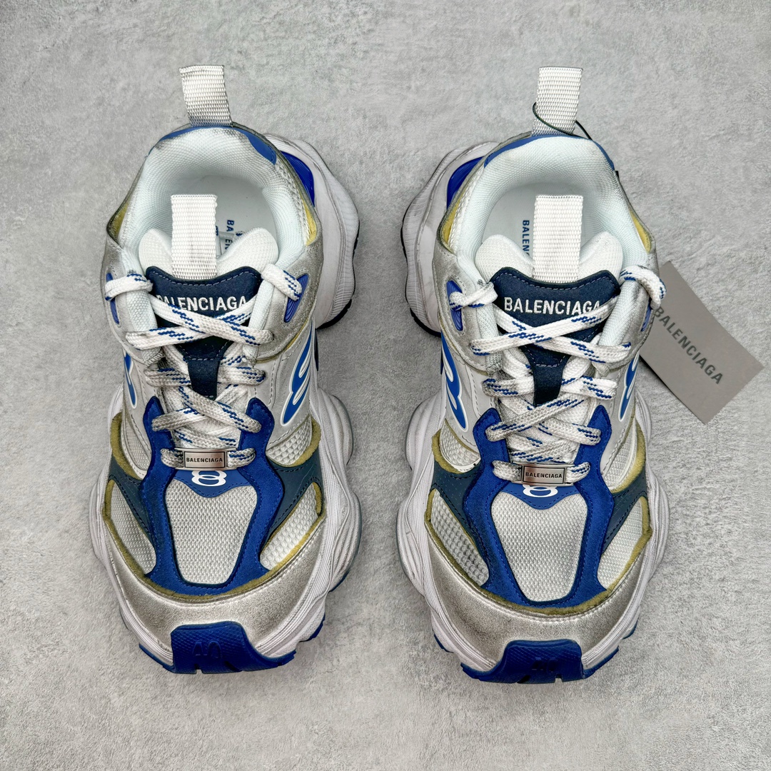 图片[2]-＃总裁特价福利 Balenciaga CARGO Sneaker 巴黎世家十一代圆头系带舒适百搭低帮生活休闲鞋老爹鞋 全套原纸板楦头开发 最原汁原味的灵魂版型 全鞋荧光划线卡点 胶水把控整洁度追求极致完美 每一双都是工艺品 多重QC质检 超越公司货的品控标准 实实在在的免检产品 原盒原配 正确字体电绣 粗细、位置、大小正确 侧边TPU 透气孔匹配意产原版 正确分离大底 TPU软底 原版一致大底LOGO 立体感十足 原厂皮料水洗做旧 采购原厂网纱 这款超细纤维和网布工装运动鞋 来自 Balenciaga 2024年夏季系列 其前卫的设计、夸张的体积和反光细节赋予其特别的轮廓 在 2024 夏季系列的秀场上 我们看到了睽违已久的新款运动鞋 Cargo Sneaker 看鞋名便可猜想 延续 3XL 经典设计 这似乎是一双天生为阔腿 Cargo 而生的鞋款 并且它比起 3XL 本就极度夸张的造型更加夸张 拥有更大的鞋底面积以及更为上翘的鞋头 堪称「5XL」外观设计上除了「比大更大」做旧的厚网布鞋面 还有一种经典 Track 鞋款融合 New Balance 9060 中底之即视感 标志性 Sporty B Logo 置于鞋面中间 再加上明显提高的中底厚度 你也不用害怕与3XL难以分辨 尺码：35/46-选品中心