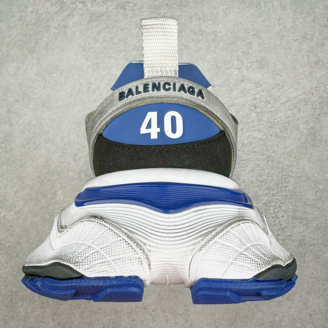 图片[8]-＃总裁特价福利 Balenciaga CARGO Sneaker 巴黎世家十一代圆头系带舒适百搭低帮生活休闲鞋老爹鞋 全套原纸板楦头开发 最原汁原味的灵魂版型 全鞋荧光划线卡点 胶水把控整洁度追求极致完美 每一双都是工艺品 多重QC质检 超越公司货的品控标准 实实在在的免检产品 原盒原配 正确字体电绣 粗细、位置、大小正确 侧边TPU 透气孔匹配意产原版 正确分离大底 TPU软底 原版一致大底LOGO 立体感十足 原厂皮料水洗做旧 采购原厂网纱 这款超细纤维和网布工装运动鞋 来自 Balenciaga 2024年夏季系列 其前卫的设计、夸张的体积和反光细节赋予其特别的轮廓 在 2024 夏季系列的秀场上 我们看到了睽违已久的新款运动鞋 Cargo Sneaker 看鞋名便可猜想 延续 3XL 经典设计 这似乎是一双天生为阔腿 Cargo 而生的鞋款 并且它比起 3XL 本就极度夸张的造型更加夸张 拥有更大的鞋底面积以及更为上翘的鞋头 堪称「5XL」外观设计上除了「比大更大」做旧的厚网布鞋面 还有一种经典 Track 鞋款融合 New Balance 9060 中底之即视感 标志性 Sporty B Logo 置于鞋面中间 再加上明显提高的中底厚度 你也不用害怕与3XL难以分辨 尺码：35/46-选品中心