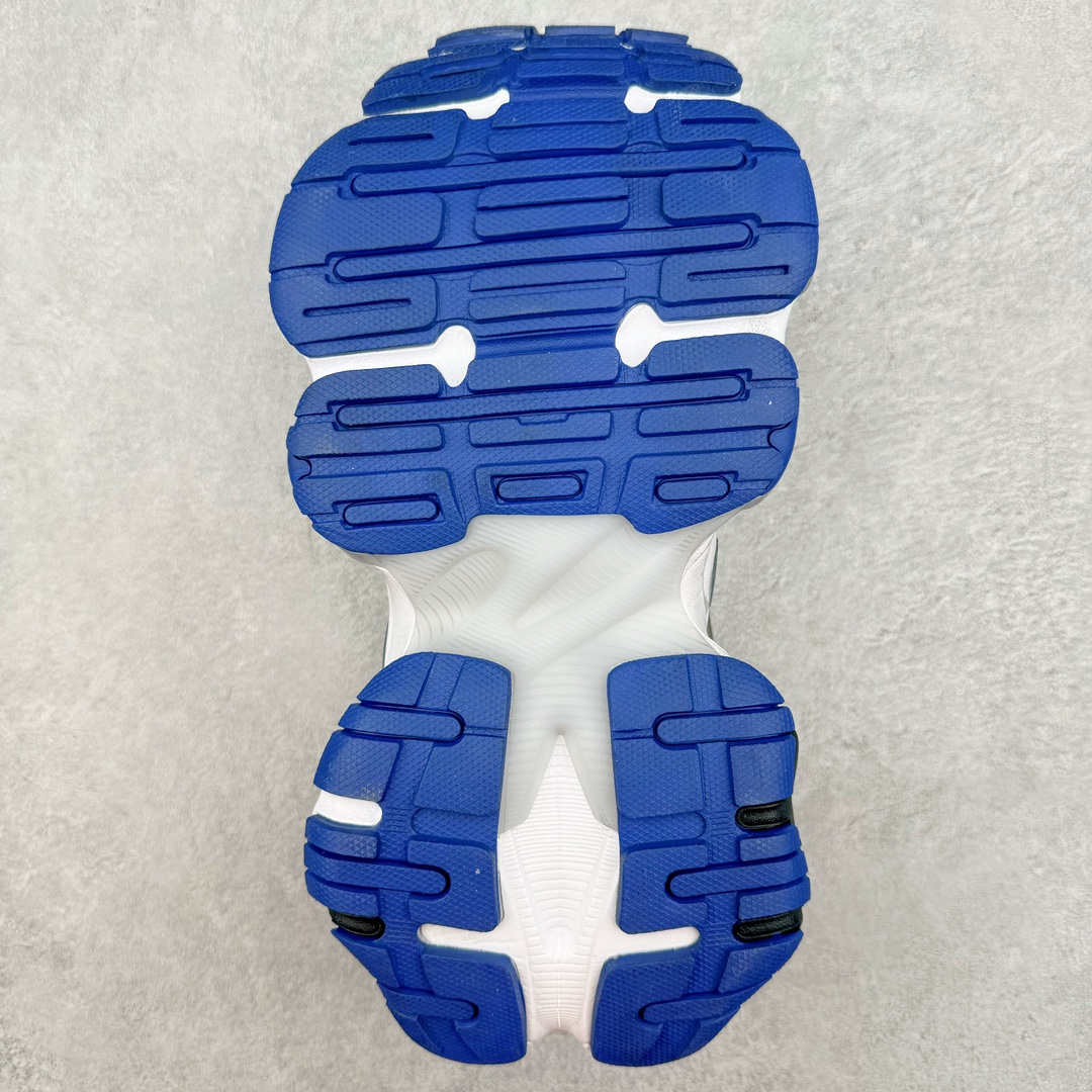 图片[9]-＃总裁特价福利 Balenciaga CARGO Sneaker 巴黎世家十一代圆头系带舒适百搭低帮生活休闲鞋老爹鞋 全套原纸板楦头开发 最原汁原味的灵魂版型 全鞋荧光划线卡点 胶水把控整洁度追求极致完美 每一双都是工艺品 多重QC质检 超越公司货的品控标准 实实在在的免检产品 原盒原配 正确字体电绣 粗细、位置、大小正确 侧边TPU 透气孔匹配意产原版 正确分离大底 TPU软底 原版一致大底LOGO 立体感十足 原厂皮料水洗做旧 采购原厂网纱 这款超细纤维和网布工装运动鞋 来自 Balenciaga 2024年夏季系列 其前卫的设计、夸张的体积和反光细节赋予其特别的轮廓 在 2024 夏季系列的秀场上 我们看到了睽违已久的新款运动鞋 Cargo Sneaker 看鞋名便可猜想 延续 3XL 经典设计 这似乎是一双天生为阔腿 Cargo 而生的鞋款 并且它比起 3XL 本就极度夸张的造型更加夸张 拥有更大的鞋底面积以及更为上翘的鞋头 堪称「5XL」外观设计上除了「比大更大」做旧的厚网布鞋面 还有一种经典 Track 鞋款融合 New Balance 9060 中底之即视感 标志性 Sporty B Logo 置于鞋面中间 再加上明显提高的中底厚度 你也不用害怕与3XL难以分辨 尺码：35/46-选品中心