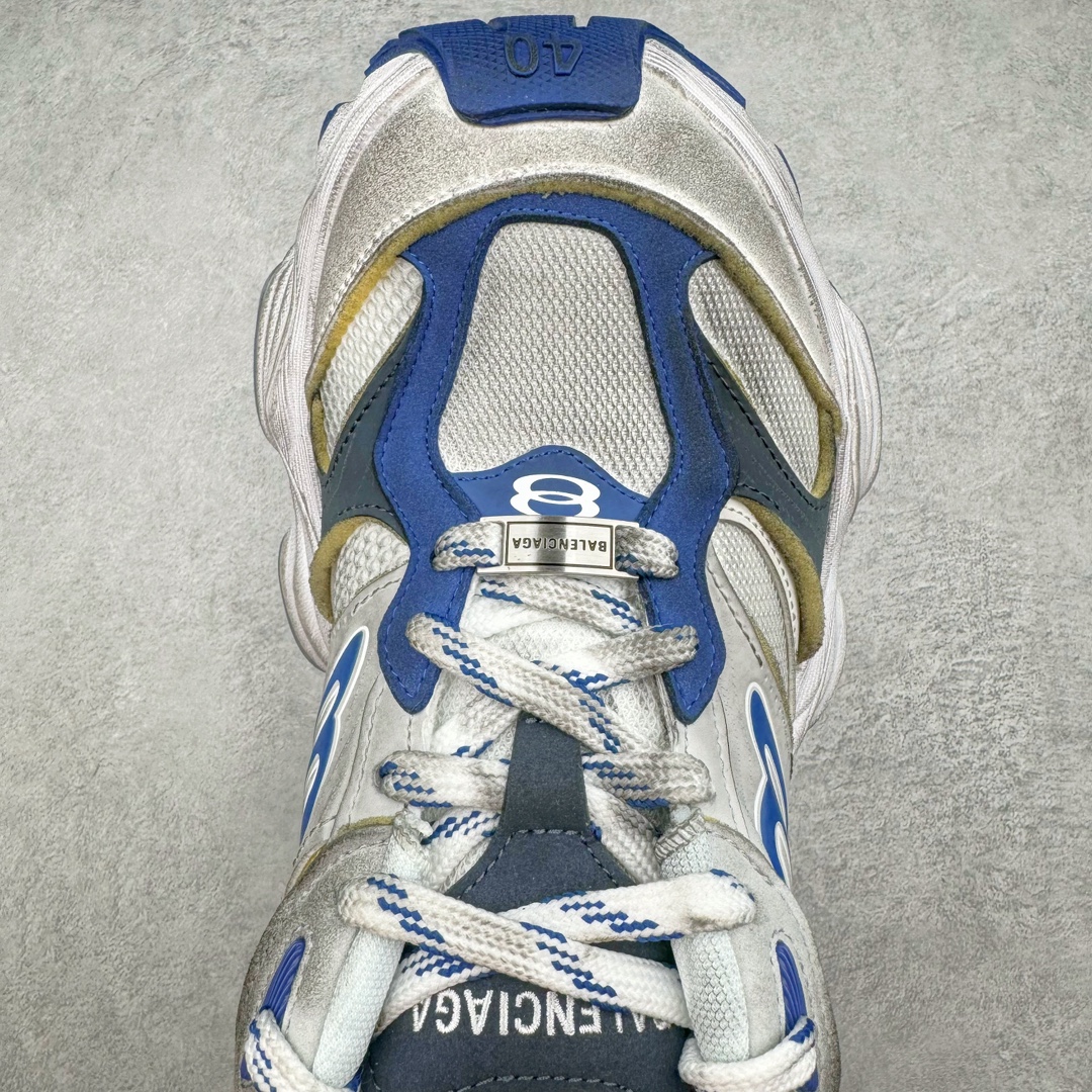 图片[4]-＃总裁特价福利 Balenciaga CARGO Sneaker 巴黎世家十一代圆头系带舒适百搭低帮生活休闲鞋老爹鞋 全套原纸板楦头开发 最原汁原味的灵魂版型 全鞋荧光划线卡点 胶水把控整洁度追求极致完美 每一双都是工艺品 多重QC质检 超越公司货的品控标准 实实在在的免检产品 原盒原配 正确字体电绣 粗细、位置、大小正确 侧边TPU 透气孔匹配意产原版 正确分离大底 TPU软底 原版一致大底LOGO 立体感十足 原厂皮料水洗做旧 采购原厂网纱 这款超细纤维和网布工装运动鞋 来自 Balenciaga 2024年夏季系列 其前卫的设计、夸张的体积和反光细节赋予其特别的轮廓 在 2024 夏季系列的秀场上 我们看到了睽违已久的新款运动鞋 Cargo Sneaker 看鞋名便可猜想 延续 3XL 经典设计 这似乎是一双天生为阔腿 Cargo 而生的鞋款 并且它比起 3XL 本就极度夸张的造型更加夸张 拥有更大的鞋底面积以及更为上翘的鞋头 堪称「5XL」外观设计上除了「比大更大」做旧的厚网布鞋面 还有一种经典 Track 鞋款融合 New Balance 9060 中底之即视感 标志性 Sporty B Logo 置于鞋面中间 再加上明显提高的中底厚度 你也不用害怕与3XL难以分辨 尺码：35/46-选品中心