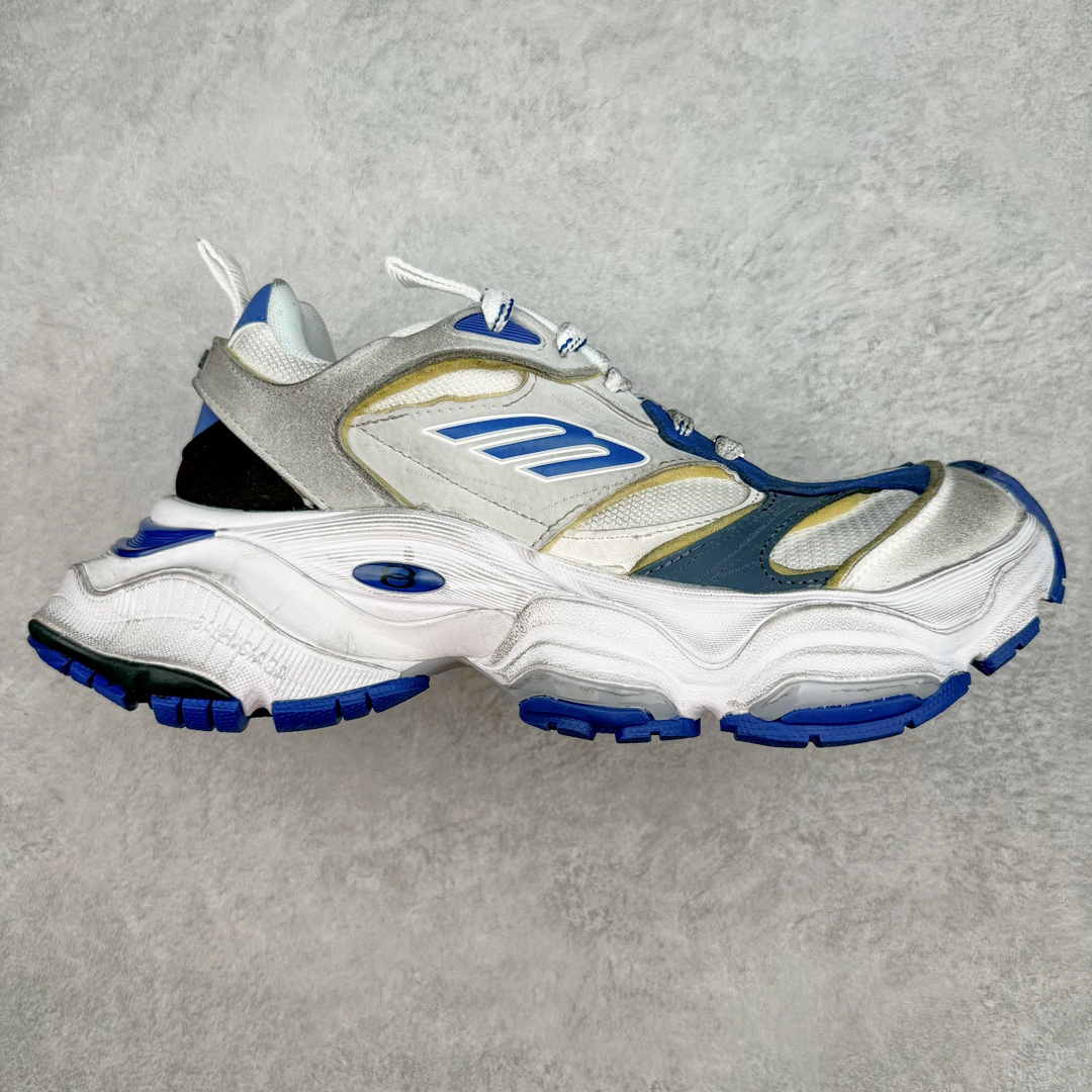 ＃总裁特价福利 Balenciaga CARGO Sneaker 巴黎世家十一代圆头系带舒适百搭低帮生活休闲鞋老爹鞋 全套原纸板楦头开发 最原汁原味的灵魂版型 全鞋荧光划线卡点 胶水把控整洁度追求极致完美 每一双都是工艺品 多重QC质检 超越公司货的品控标准 实实在在的免检产品 原盒原配 正确字体电绣 粗细、位置、大小正确 侧边TPU 透气孔匹配意产原版 正确分离大底 TPU软底 原版一致大底LOGO 立体感十足 原厂皮料水洗做旧 采购原厂网纱 这款超细纤维和网布工装运动鞋 来自 Balenciaga 2024年夏季系列 其前卫的设计、夸张的体积和反光细节赋予其特别的轮廓 在 2024 夏季系列的秀场上 我们看到了睽违已久的新款运动鞋 Cargo Sneaker 看鞋名便可猜想 延续 3XL 经典设计 这似乎是一双天生为阔腿 Cargo 而生的鞋款 并且它比起 3XL 本就极度夸张的造型更加夸张 拥有更大的鞋底面积以及更为上翘的鞋头 堪称「5XL」外观设计上除了「比大更大」做旧的厚网布鞋面 还有一种经典 Track 鞋款融合 New Balance 9060 中底之即视感 标志性 Sporty B Logo 置于鞋面中间 再加上明显提高的中底厚度 你也不用害怕与3XL难以分辨 尺码：35/46-选品中心