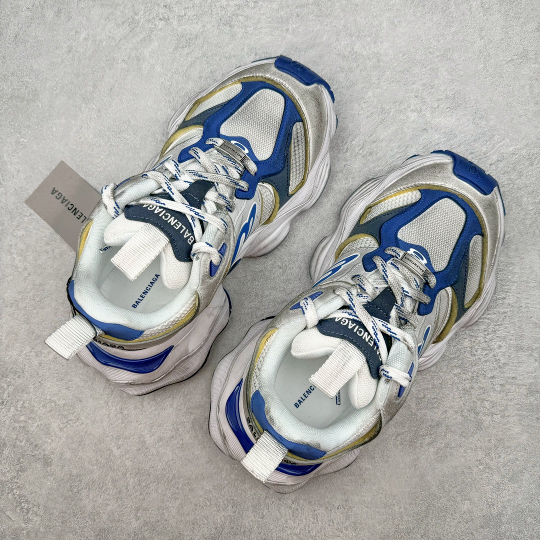 图片[3]-＃总裁特价福利 Balenciaga CARGO Sneaker 巴黎世家十一代圆头系带舒适百搭低帮生活休闲鞋老爹鞋 全套原纸板楦头开发 最原汁原味的灵魂版型 全鞋荧光划线卡点 胶水把控整洁度追求极致完美 每一双都是工艺品 多重QC质检 超越公司货的品控标准 实实在在的免检产品 原盒原配 正确字体电绣 粗细、位置、大小正确 侧边TPU 透气孔匹配意产原版 正确分离大底 TPU软底 原版一致大底LOGO 立体感十足 原厂皮料水洗做旧 采购原厂网纱 这款超细纤维和网布工装运动鞋 来自 Balenciaga 2024年夏季系列 其前卫的设计、夸张的体积和反光细节赋予其特别的轮廓 在 2024 夏季系列的秀场上 我们看到了睽违已久的新款运动鞋 Cargo Sneaker 看鞋名便可猜想 延续 3XL 经典设计 这似乎是一双天生为阔腿 Cargo 而生的鞋款 并且它比起 3XL 本就极度夸张的造型更加夸张 拥有更大的鞋底面积以及更为上翘的鞋头 堪称「5XL」外观设计上除了「比大更大」做旧的厚网布鞋面 还有一种经典 Track 鞋款融合 New Balance 9060 中底之即视感 标志性 Sporty B Logo 置于鞋面中间 再加上明显提高的中底厚度 你也不用害怕与3XL难以分辨 尺码：35/46-选品中心