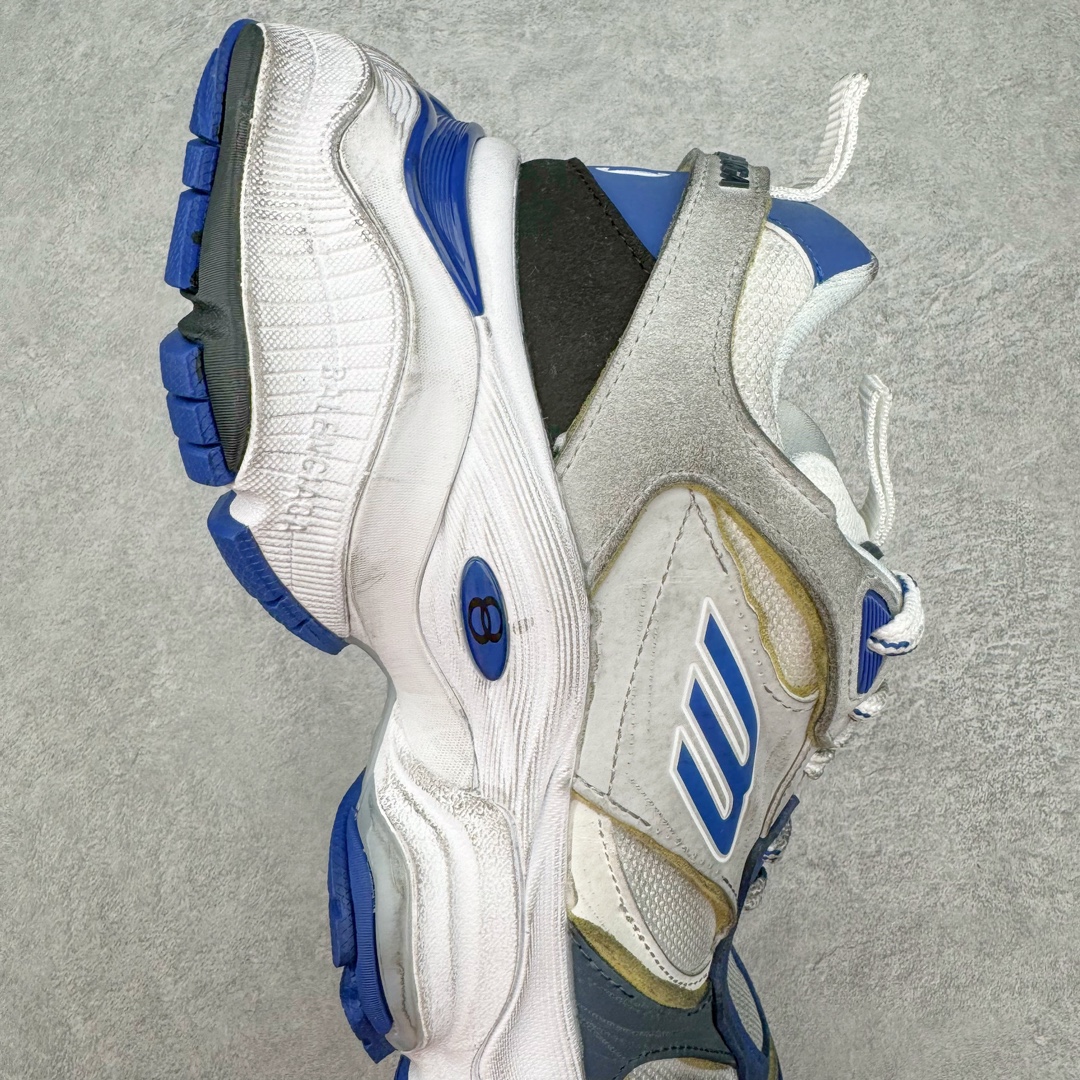 图片[6]-＃总裁特价福利 Balenciaga CARGO Sneaker 巴黎世家十一代圆头系带舒适百搭低帮生活休闲鞋老爹鞋 全套原纸板楦头开发 最原汁原味的灵魂版型 全鞋荧光划线卡点 胶水把控整洁度追求极致完美 每一双都是工艺品 多重QC质检 超越公司货的品控标准 实实在在的免检产品 原盒原配 正确字体电绣 粗细、位置、大小正确 侧边TPU 透气孔匹配意产原版 正确分离大底 TPU软底 原版一致大底LOGO 立体感十足 原厂皮料水洗做旧 采购原厂网纱 这款超细纤维和网布工装运动鞋 来自 Balenciaga 2024年夏季系列 其前卫的设计、夸张的体积和反光细节赋予其特别的轮廓 在 2024 夏季系列的秀场上 我们看到了睽违已久的新款运动鞋 Cargo Sneaker 看鞋名便可猜想 延续 3XL 经典设计 这似乎是一双天生为阔腿 Cargo 而生的鞋款 并且它比起 3XL 本就极度夸张的造型更加夸张 拥有更大的鞋底面积以及更为上翘的鞋头 堪称「5XL」外观设计上除了「比大更大」做旧的厚网布鞋面 还有一种经典 Track 鞋款融合 New Balance 9060 中底之即视感 标志性 Sporty B Logo 置于鞋面中间 再加上明显提高的中底厚度 你也不用害怕与3XL难以分辨 尺码：35/46-选品中心