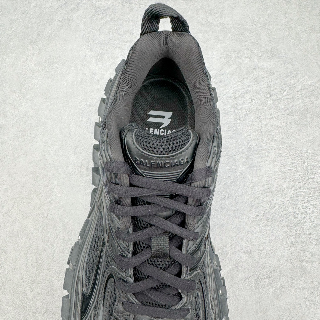 图片[5]-＃XA BALENCIAGA Defender Rubber Platform Sneakers 巴黎世家卫士系列低帮坦克履带轮胎鞋型越野户外增高厚底休闲运动慢跑鞋 男女鞋原楦原纸版开发版型 原版一致配件防尘袋及附送鞋带 1：1比例克重 全掌PU乳胶鞋垫及外观轻度磨损做旧效果 全新开发4层组合夸张轮胎花纹鞋底底部 • 不含皮革• 尼龙和网布材质• 磨损效果 • 夸张轮胎花纹鞋底 • 15毫米足弓 • 鞋舌凹印 Balenciaga 品牌标识 • 鞋头边缘和后帮凹印 Balenciaga 徽标和尺码 • 后帮拉袢 • 中国制造 • 用软布擦拭 材质：60%聚氨酯、28%聚酯纤维、12%尼龙 凭藉特殊外型风靡奢华运动鞋领域的 Balenciaga 在设计总监 Demna Gvasalia的职掌下 不乏吸睛作品 从 Triple S、Track 系列 到 X-Pander以及 Crocs 联名系列 今番再发布引人注目的鞋履 带来最新运动鞋款「Defender」该鞋款于 2022 春夏时装秀上首次曝光 在经典运动鞋基础上加以改造 利用坚固轮胎状单元打造具侵略性的巨大鞋底 立体凸起包覆四周 狂野外型堪称鞋界战车 透过材质比例的拿捏和单纯的用色 在鞋面采用相对柔和的设计 衬出鞋款亮点 偏大一码尺码：35/46-选品中心