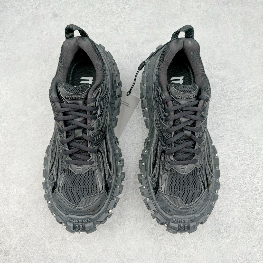 图片[2]-＃XA BALENCIAGA Defender Rubber Platform Sneakers 巴黎世家卫士系列低帮坦克履带轮胎鞋型越野户外增高厚底休闲运动慢跑鞋 男女鞋原楦原纸版开发版型 原版一致配件防尘袋及附送鞋带 1：1比例克重 全掌PU乳胶鞋垫及外观轻度磨损做旧效果 全新开发4层组合夸张轮胎花纹鞋底底部 • 不含皮革• 尼龙和网布材质• 磨损效果 • 夸张轮胎花纹鞋底 • 15毫米足弓 • 鞋舌凹印 Balenciaga 品牌标识 • 鞋头边缘和后帮凹印 Balenciaga 徽标和尺码 • 后帮拉袢 • 中国制造 • 用软布擦拭 材质：60%聚氨酯、28%聚酯纤维、12%尼龙 凭藉特殊外型风靡奢华运动鞋领域的 Balenciaga 在设计总监 Demna Gvasalia的职掌下 不乏吸睛作品 从 Triple S、Track 系列 到 X-Pander以及 Crocs 联名系列 今番再发布引人注目的鞋履 带来最新运动鞋款「Defender」该鞋款于 2022 春夏时装秀上首次曝光 在经典运动鞋基础上加以改造 利用坚固轮胎状单元打造具侵略性的巨大鞋底 立体凸起包覆四周 狂野外型堪称鞋界战车 透过材质比例的拿捏和单纯的用色 在鞋面采用相对柔和的设计 衬出鞋款亮点 偏大一码尺码：35/46-选品中心