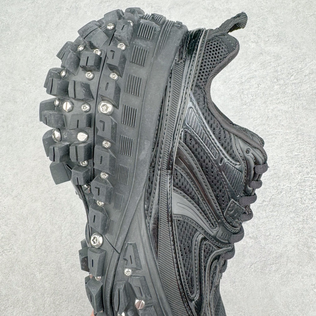 图片[6]-＃XA BALENCIAGA Defender Rubber Platform Sneakers 巴黎世家卫士系列低帮坦克履带轮胎鞋型越野户外增高厚底休闲运动慢跑鞋 男女鞋原楦原纸版开发版型 原版一致配件防尘袋及附送鞋带 1：1比例克重 全掌PU乳胶鞋垫及外观轻度磨损做旧效果 全新开发4层组合夸张轮胎花纹鞋底底部 • 不含皮革• 尼龙和网布材质• 磨损效果 • 夸张轮胎花纹鞋底 • 15毫米足弓 • 鞋舌凹印 Balenciaga 品牌标识 • 鞋头边缘和后帮凹印 Balenciaga 徽标和尺码 • 后帮拉袢 • 中国制造 • 用软布擦拭 材质：60%聚氨酯、28%聚酯纤维、12%尼龙 凭藉特殊外型风靡奢华运动鞋领域的 Balenciaga 在设计总监 Demna Gvasalia的职掌下 不乏吸睛作品 从 Triple S、Track 系列 到 X-Pander以及 Crocs 联名系列 今番再发布引人注目的鞋履 带来最新运动鞋款「Defender」该鞋款于 2022 春夏时装秀上首次曝光 在经典运动鞋基础上加以改造 利用坚固轮胎状单元打造具侵略性的巨大鞋底 立体凸起包覆四周 狂野外型堪称鞋界战车 透过材质比例的拿捏和单纯的用色 在鞋面采用相对柔和的设计 衬出鞋款亮点 偏大一码尺码：35/46-选品中心