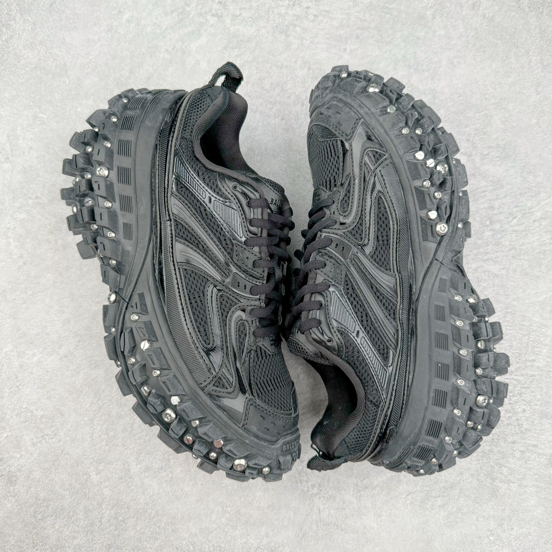图片[3]-＃XA BALENCIAGA Defender Rubber Platform Sneakers 巴黎世家卫士系列低帮坦克履带轮胎鞋型越野户外增高厚底休闲运动慢跑鞋 男女鞋原楦原纸版开发版型 原版一致配件防尘袋及附送鞋带 1：1比例克重 全掌PU乳胶鞋垫及外观轻度磨损做旧效果 全新开发4层组合夸张轮胎花纹鞋底底部 • 不含皮革• 尼龙和网布材质• 磨损效果 • 夸张轮胎花纹鞋底 • 15毫米足弓 • 鞋舌凹印 Balenciaga 品牌标识 • 鞋头边缘和后帮凹印 Balenciaga 徽标和尺码 • 后帮拉袢 • 中国制造 • 用软布擦拭 材质：60%聚氨酯、28%聚酯纤维、12%尼龙 凭藉特殊外型风靡奢华运动鞋领域的 Balenciaga 在设计总监 Demna Gvasalia的职掌下 不乏吸睛作品 从 Triple S、Track 系列 到 X-Pander以及 Crocs 联名系列 今番再发布引人注目的鞋履 带来最新运动鞋款「Defender」该鞋款于 2022 春夏时装秀上首次曝光 在经典运动鞋基础上加以改造 利用坚固轮胎状单元打造具侵略性的巨大鞋底 立体凸起包覆四周 狂野外型堪称鞋界战车 透过材质比例的拿捏和单纯的用色 在鞋面采用相对柔和的设计 衬出鞋款亮点 偏大一码尺码：35/46-选品中心