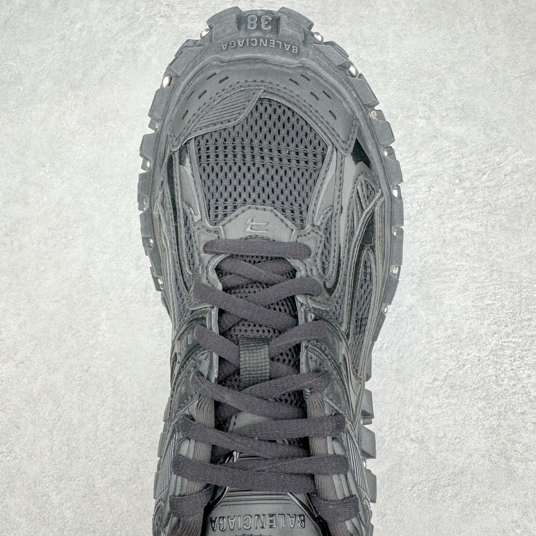 图片[4]-＃XA BALENCIAGA Defender Rubber Platform Sneakers 巴黎世家卫士系列低帮坦克履带轮胎鞋型越野户外增高厚底休闲运动慢跑鞋 男女鞋原楦原纸版开发版型 原版一致配件防尘袋及附送鞋带 1：1比例克重 全掌PU乳胶鞋垫及外观轻度磨损做旧效果 全新开发4层组合夸张轮胎花纹鞋底底部 • 不含皮革• 尼龙和网布材质• 磨损效果 • 夸张轮胎花纹鞋底 • 15毫米足弓 • 鞋舌凹印 Balenciaga 品牌标识 • 鞋头边缘和后帮凹印 Balenciaga 徽标和尺码 • 后帮拉袢 • 中国制造 • 用软布擦拭 材质：60%聚氨酯、28%聚酯纤维、12%尼龙 凭藉特殊外型风靡奢华运动鞋领域的 Balenciaga 在设计总监 Demna Gvasalia的职掌下 不乏吸睛作品 从 Triple S、Track 系列 到 X-Pander以及 Crocs 联名系列 今番再发布引人注目的鞋履 带来最新运动鞋款「Defender」该鞋款于 2022 春夏时装秀上首次曝光 在经典运动鞋基础上加以改造 利用坚固轮胎状单元打造具侵略性的巨大鞋底 立体凸起包覆四周 狂野外型堪称鞋界战车 透过材质比例的拿捏和单纯的用色 在鞋面采用相对柔和的设计 衬出鞋款亮点 偏大一码尺码：35/46-选品中心