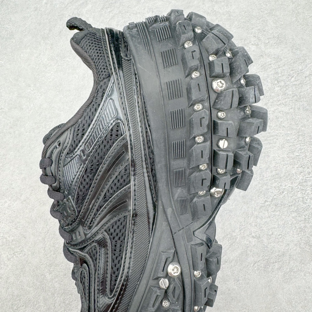 图片[7]-＃XA BALENCIAGA Defender Rubber Platform Sneakers 巴黎世家卫士系列低帮坦克履带轮胎鞋型越野户外增高厚底休闲运动慢跑鞋 男女鞋原楦原纸版开发版型 原版一致配件防尘袋及附送鞋带 1：1比例克重 全掌PU乳胶鞋垫及外观轻度磨损做旧效果 全新开发4层组合夸张轮胎花纹鞋底底部 • 不含皮革• 尼龙和网布材质• 磨损效果 • 夸张轮胎花纹鞋底 • 15毫米足弓 • 鞋舌凹印 Balenciaga 品牌标识 • 鞋头边缘和后帮凹印 Balenciaga 徽标和尺码 • 后帮拉袢 • 中国制造 • 用软布擦拭 材质：60%聚氨酯、28%聚酯纤维、12%尼龙 凭藉特殊外型风靡奢华运动鞋领域的 Balenciaga 在设计总监 Demna Gvasalia的职掌下 不乏吸睛作品 从 Triple S、Track 系列 到 X-Pander以及 Crocs 联名系列 今番再发布引人注目的鞋履 带来最新运动鞋款「Defender」该鞋款于 2022 春夏时装秀上首次曝光 在经典运动鞋基础上加以改造 利用坚固轮胎状单元打造具侵略性的巨大鞋底 立体凸起包覆四周 狂野外型堪称鞋界战车 透过材质比例的拿捏和单纯的用色 在鞋面采用相对柔和的设计 衬出鞋款亮点 偏大一码尺码：35/46-选品中心
