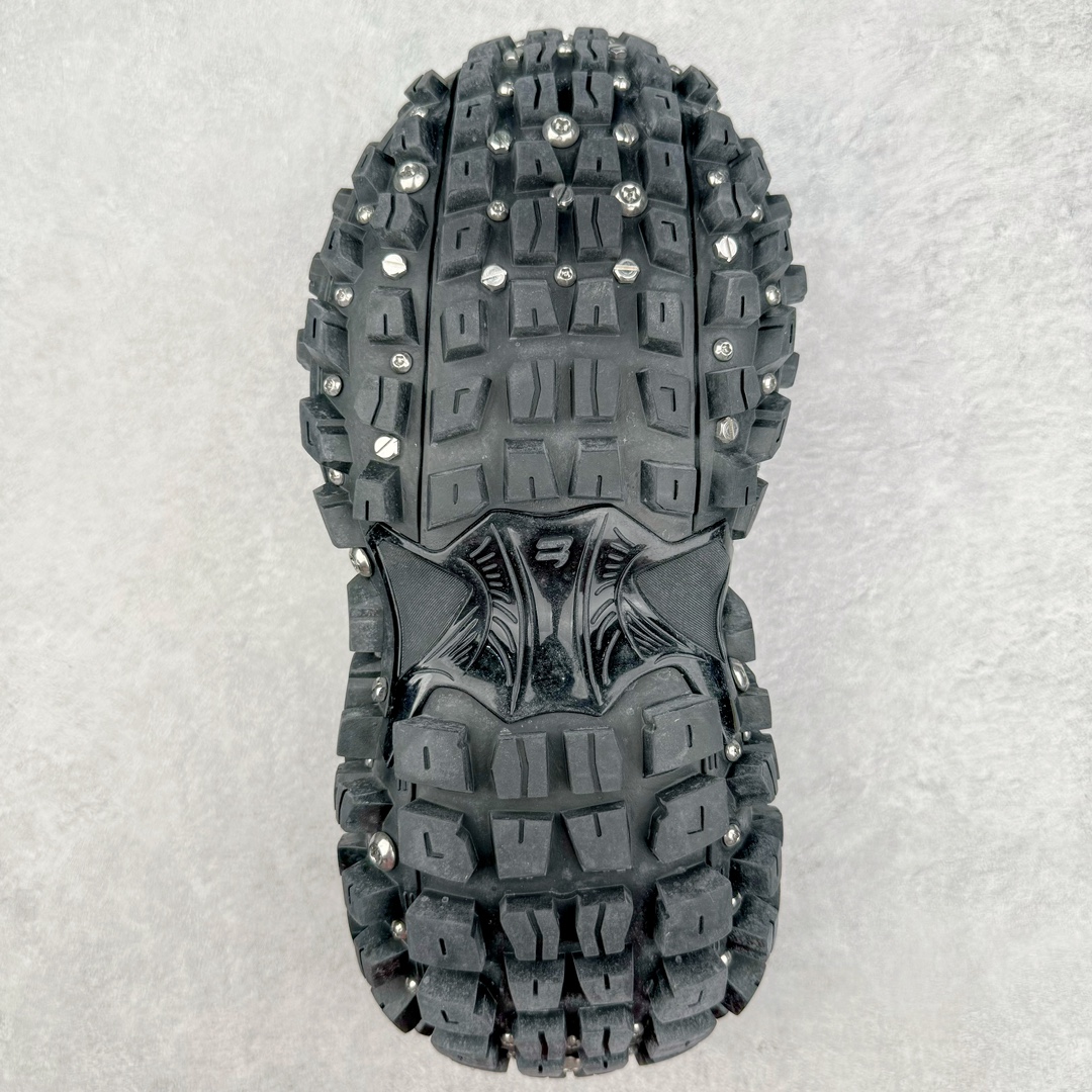 图片[9]-＃XA BALENCIAGA Defender Rubber Platform Sneakers 巴黎世家卫士系列低帮坦克履带轮胎鞋型越野户外增高厚底休闲运动慢跑鞋 男女鞋原楦原纸版开发版型 原版一致配件防尘袋及附送鞋带 1：1比例克重 全掌PU乳胶鞋垫及外观轻度磨损做旧效果 全新开发4层组合夸张轮胎花纹鞋底底部 • 不含皮革• 尼龙和网布材质• 磨损效果 • 夸张轮胎花纹鞋底 • 15毫米足弓 • 鞋舌凹印 Balenciaga 品牌标识 • 鞋头边缘和后帮凹印 Balenciaga 徽标和尺码 • 后帮拉袢 • 中国制造 • 用软布擦拭 材质：60%聚氨酯、28%聚酯纤维、12%尼龙 凭藉特殊外型风靡奢华运动鞋领域的 Balenciaga 在设计总监 Demna Gvasalia的职掌下 不乏吸睛作品 从 Triple S、Track 系列 到 X-Pander以及 Crocs 联名系列 今番再发布引人注目的鞋履 带来最新运动鞋款「Defender」该鞋款于 2022 春夏时装秀上首次曝光 在经典运动鞋基础上加以改造 利用坚固轮胎状单元打造具侵略性的巨大鞋底 立体凸起包覆四周 狂野外型堪称鞋界战车 透过材质比例的拿捏和单纯的用色 在鞋面采用相对柔和的设计 衬出鞋款亮点 偏大一码尺码：35/46-选品中心