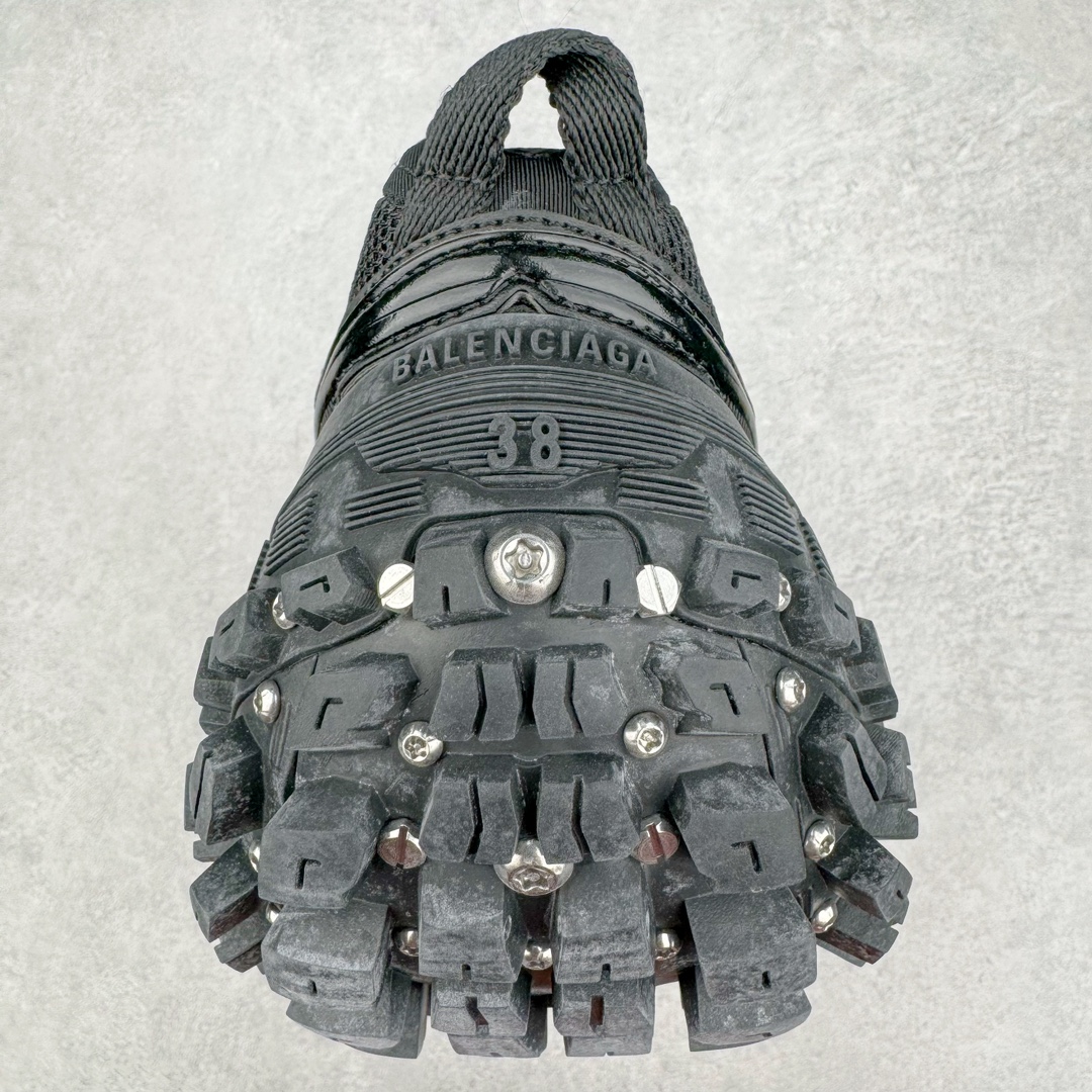 图片[8]-＃XA BALENCIAGA Defender Rubber Platform Sneakers 巴黎世家卫士系列低帮坦克履带轮胎鞋型越野户外增高厚底休闲运动慢跑鞋 男女鞋原楦原纸版开发版型 原版一致配件防尘袋及附送鞋带 1：1比例克重 全掌PU乳胶鞋垫及外观轻度磨损做旧效果 全新开发4层组合夸张轮胎花纹鞋底底部 • 不含皮革• 尼龙和网布材质• 磨损效果 • 夸张轮胎花纹鞋底 • 15毫米足弓 • 鞋舌凹印 Balenciaga 品牌标识 • 鞋头边缘和后帮凹印 Balenciaga 徽标和尺码 • 后帮拉袢 • 中国制造 • 用软布擦拭 材质：60%聚氨酯、28%聚酯纤维、12%尼龙 凭藉特殊外型风靡奢华运动鞋领域的 Balenciaga 在设计总监 Demna Gvasalia的职掌下 不乏吸睛作品 从 Triple S、Track 系列 到 X-Pander以及 Crocs 联名系列 今番再发布引人注目的鞋履 带来最新运动鞋款「Defender」该鞋款于 2022 春夏时装秀上首次曝光 在经典运动鞋基础上加以改造 利用坚固轮胎状单元打造具侵略性的巨大鞋底 立体凸起包覆四周 狂野外型堪称鞋界战车 透过材质比例的拿捏和单纯的用色 在鞋面采用相对柔和的设计 衬出鞋款亮点 偏大一码尺码：35/46-选品中心