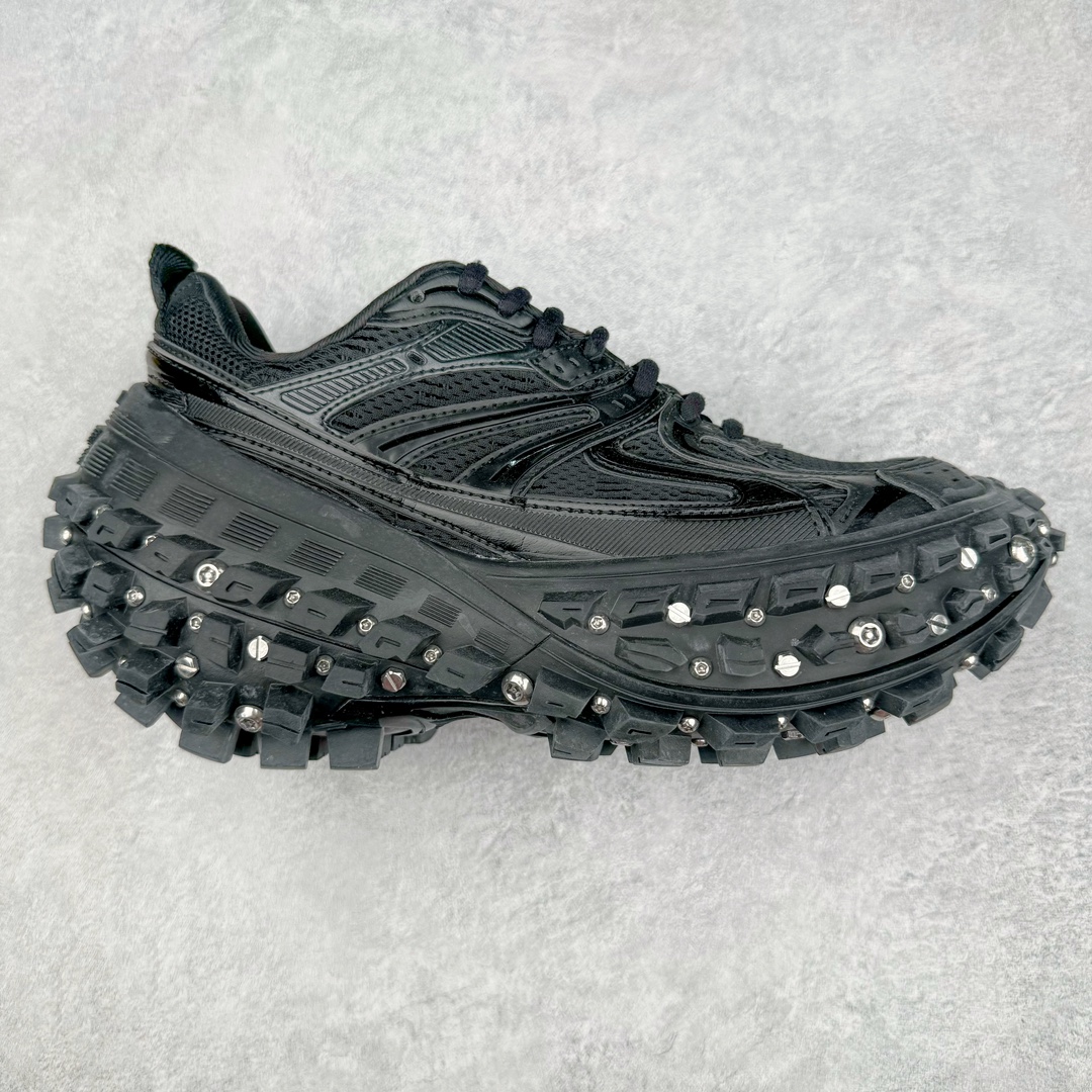 ＃XA BALENCIAGA Defender Rubber Platform Sneakers 巴黎世家卫士系列低帮坦克履带轮胎鞋型越野户外增高厚底休闲运动慢跑鞋 男女鞋原楦原纸版开发版型 原版一致配件防尘袋及附送鞋带 1：1比例克重 全掌PU乳胶鞋垫及外观轻度磨损做旧效果 全新开发4层组合夸张轮胎花纹鞋底底部 • 不含皮革• 尼龙和网布材质• 磨损效果 • 夸张轮胎花纹鞋底 • 15毫米足弓 • 鞋舌凹印 Balenciaga 品牌标识 • 鞋头边缘和后帮凹印 Balenciaga 徽标和尺码 • 后帮拉袢 • 中国制造 • 用软布擦拭 材质：60%聚氨酯、28%聚酯纤维、12%尼龙 凭藉特殊外型风靡奢华运动鞋领域的 Balenciaga 在设计总监 Demna Gvasalia的职掌下 不乏吸睛作品 从 Triple S、Track 系列 到 X-Pander以及 Crocs 联名系列 今番再发布引人注目的鞋履 带来最新运动鞋款「Defender」该鞋款于 2022 春夏时装秀上首次曝光 在经典运动鞋基础上加以改造 利用坚固轮胎状单元打造具侵略性的巨大鞋底 立体凸起包覆四周 狂野外型堪称鞋界战车 透过材质比例的拿捏和单纯的用色 在鞋面采用相对柔和的设计 衬出鞋款亮点 偏大一码尺码：35/46-选品中心