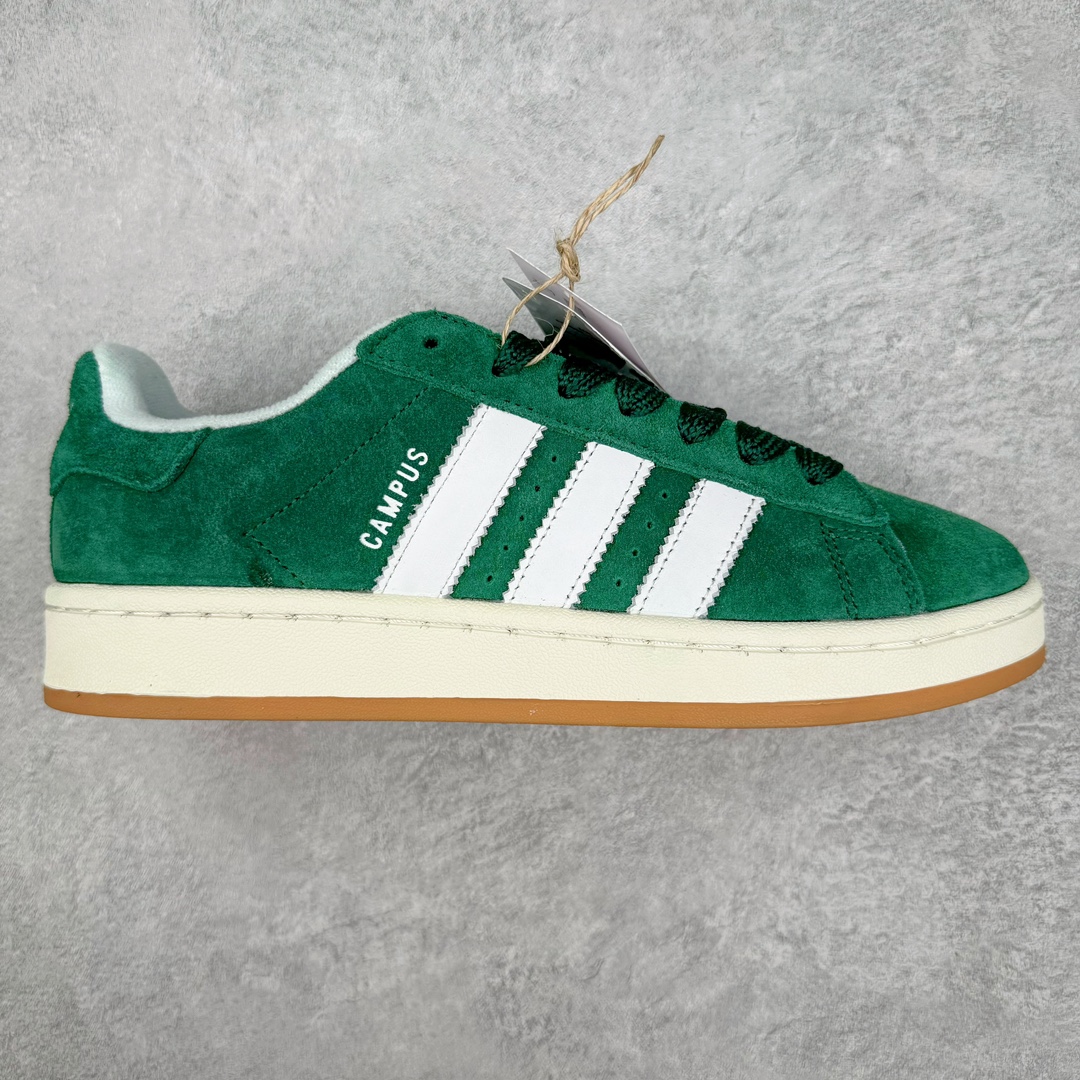 图片[8]-＃C版纯原 AD Originals Campus 00s 学院系列面包风经典复古低帮百搭休闲运动板鞋 原鞋开发 正确版型 市面唯一全鞋采用原厂头层SD皮料 正确宽版鞋盒 清洁度完美 诠释最高工艺 这次 Originals 选择了以经典复古鞋型 Campus 为蓝本打造全新面包鞋 这款鞋型联名不断 冠希当年对它更是钟爱有加 论牌面丝毫不输贝壳头、Forum 等大热鞋型 这次 Campus 一改 80 年代的瘦长造型 鞋舌、鞋身、鞋底甚至细节都变大了 营造出千禧年前后流行的面包鞋宽大廓形 因此鞋名改为 Campus 00s 鞋身采用绒面皮料搭配白色常规皮革 质感上还是延续了经典 Campus 的设计 鞋舌填充更加饱满 让鞋款整体看起来更加圆润 搭配上这款浅蓝配色 「蓝胖子」造型真的很可爱 鞋舌还加入了与以往 Campus 不同的全新三叶草 Logo 令造型更具千禧气息 鞋带也采用了加宽的设计 如果你不喜欢 这次还附送了传统鞋带可以替换 鞋底采用了米黄做旧设计 凸显鞋款的复古年代感 除了清新可人的浅蓝配色 还有一款酷灰配色 造型更加硬朗复古 而且相比浅蓝配色更加耐脏 尺码：36 36⅔ 37⅓ 38 38⅔ 39⅓ 40 40⅔ 41⅓ 42 42⅔ 43⅓ 44 44 ⅓ 45-选品中心