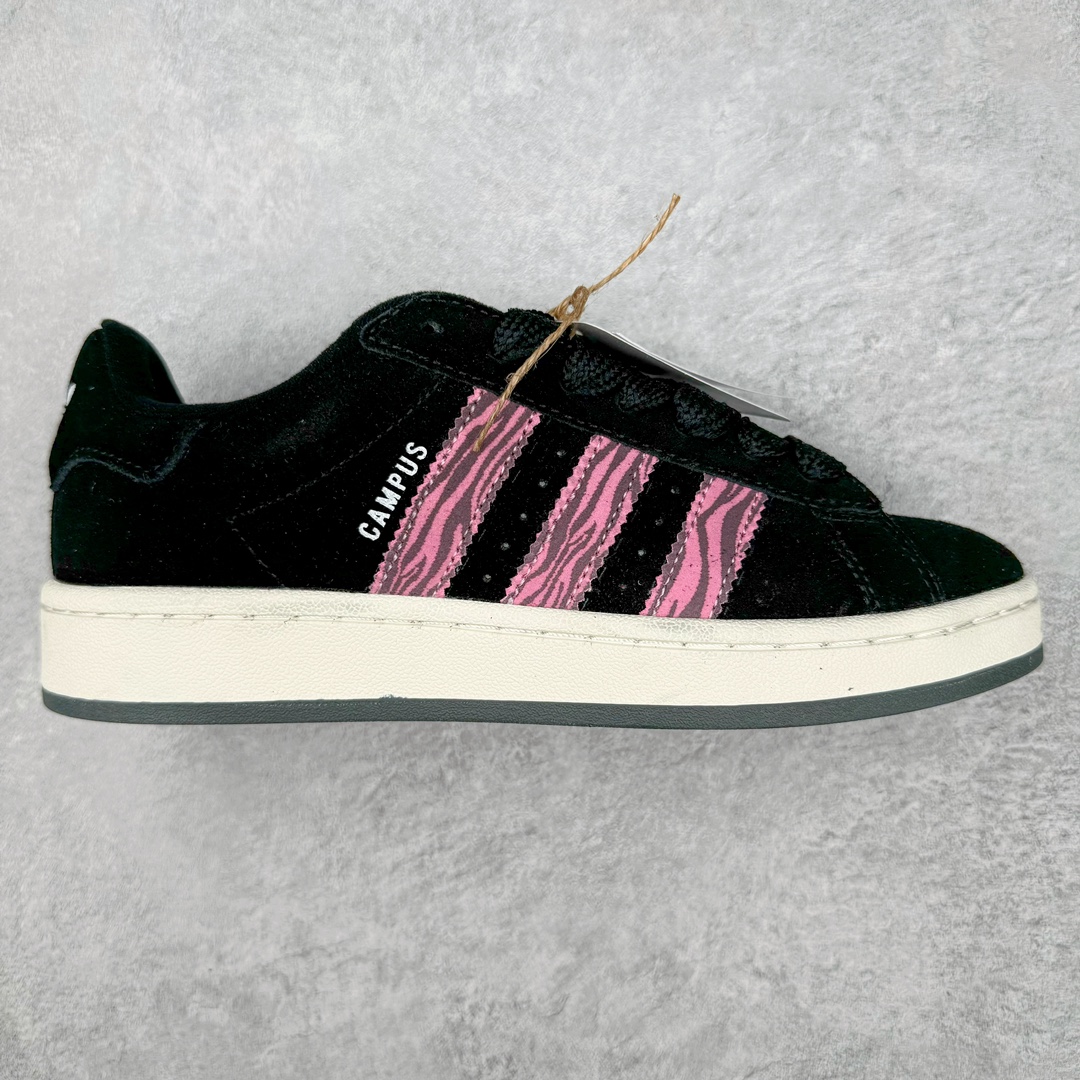 图片[7]-＃C版纯原 AD Originals Campus 00s 学院系列面包风经典复古低帮百搭休闲运动板鞋 原鞋开发 正确版型 市面唯一全鞋采用原厂头层SD皮料 正确宽版鞋盒 清洁度完美 诠释最高工艺 这次 Originals 选择了以经典复古鞋型 Campus 为蓝本打造全新面包鞋 这款鞋型联名不断 冠希当年对它更是钟爱有加 论牌面丝毫不输贝壳头、Forum 等大热鞋型 这次 Campus 一改 80 年代的瘦长造型 鞋舌、鞋身、鞋底甚至细节都变大了 营造出千禧年前后流行的面包鞋宽大廓形 因此鞋名改为 Campus 00s 鞋身采用绒面皮料搭配白色常规皮革 质感上还是延续了经典 Campus 的设计 鞋舌填充更加饱满 让鞋款整体看起来更加圆润 搭配上这款浅蓝配色 「蓝胖子」造型真的很可爱 鞋舌还加入了与以往 Campus 不同的全新三叶草 Logo 令造型更具千禧气息 鞋带也采用了加宽的设计 如果你不喜欢 这次还附送了传统鞋带可以替换 鞋底采用了米黄做旧设计 凸显鞋款的复古年代感 除了清新可人的浅蓝配色 还有一款酷灰配色 造型更加硬朗复古 而且相比浅蓝配色更加耐脏 尺码：36 36⅔ 37⅓ 38 38⅔ 39⅓ 40 40⅔ 41⅓ 42 42⅔ 43⅓ 44 44 ⅓ 45-选品中心