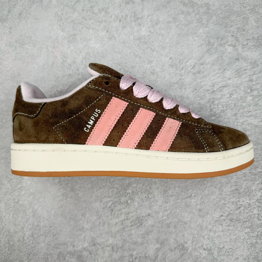 图片[6]-＃C版纯原 AD Originals Campus 00s 学院系列面包风经典复古低帮百搭休闲运动板鞋 原鞋开发 正确版型 市面唯一全鞋采用原厂头层SD皮料 正确宽版鞋盒 清洁度完美 诠释最高工艺 这次 Originals 选择了以经典复古鞋型 Campus 为蓝本打造全新面包鞋 这款鞋型联名不断 冠希当年对它更是钟爱有加 论牌面丝毫不输贝壳头、Forum 等大热鞋型 这次 Campus 一改 80 年代的瘦长造型 鞋舌、鞋身、鞋底甚至细节都变大了 营造出千禧年前后流行的面包鞋宽大廓形 因此鞋名改为 Campus 00s 鞋身采用绒面皮料搭配白色常规皮革 质感上还是延续了经典 Campus 的设计 鞋舌填充更加饱满 让鞋款整体看起来更加圆润 搭配上这款浅蓝配色 「蓝胖子」造型真的很可爱 鞋舌还加入了与以往 Campus 不同的全新三叶草 Logo 令造型更具千禧气息 鞋带也采用了加宽的设计 如果你不喜欢 这次还附送了传统鞋带可以替换 鞋底采用了米黄做旧设计 凸显鞋款的复古年代感 除了清新可人的浅蓝配色 还有一款酷灰配色 造型更加硬朗复古 而且相比浅蓝配色更加耐脏 尺码：36 36⅔ 37⅓ 38 38⅔ 39⅓ 40 40⅔ 41⅓ 42 42⅔ 43⅓ 44 44 ⅓ 45-选品中心