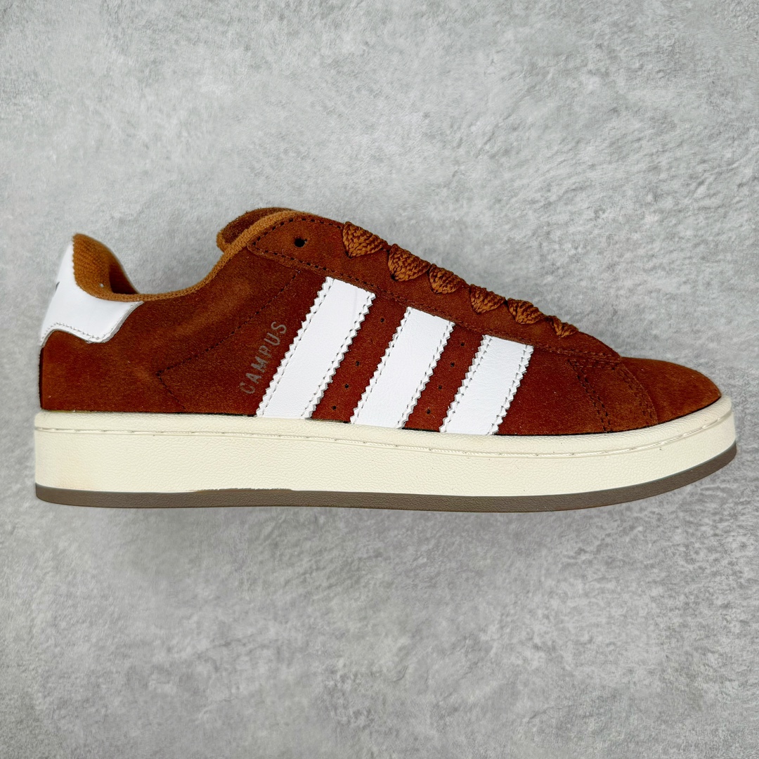 图片[2]-＃C版纯原 AD Originals Campus 00s 学院系列面包风经典复古低帮百搭休闲运动板鞋 原鞋开发 正确版型 市面唯一全鞋采用原厂头层SD皮料 正确宽版鞋盒 清洁度完美 诠释最高工艺 这次 Originals 选择了以经典复古鞋型 Campus 为蓝本打造全新面包鞋 这款鞋型联名不断 冠希当年对它更是钟爱有加 论牌面丝毫不输贝壳头、Forum 等大热鞋型 这次 Campus 一改 80 年代的瘦长造型 鞋舌、鞋身、鞋底甚至细节都变大了 营造出千禧年前后流行的面包鞋宽大廓形 因此鞋名改为 Campus 00s 鞋身采用绒面皮料搭配白色常规皮革 质感上还是延续了经典 Campus 的设计 鞋舌填充更加饱满 让鞋款整体看起来更加圆润 搭配上这款浅蓝配色 「蓝胖子」造型真的很可爱 鞋舌还加入了与以往 Campus 不同的全新三叶草 Logo 令造型更具千禧气息 鞋带也采用了加宽的设计 如果你不喜欢 这次还附送了传统鞋带可以替换 鞋底采用了米黄做旧设计 凸显鞋款的复古年代感 除了清新可人的浅蓝配色 还有一款酷灰配色 造型更加硬朗复古 而且相比浅蓝配色更加耐脏 尺码：36 36⅔ 37⅓ 38 38⅔ 39⅓ 40 40⅔ 41⅓ 42 42⅔ 43⅓ 44 44 ⅓ 45-选品中心