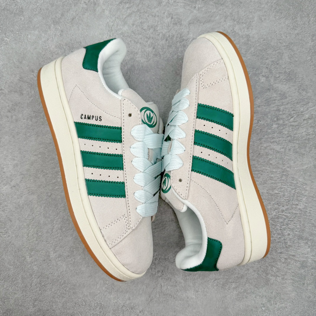 图片[3]-＃C版纯原 AD Originals Campus 00s 学院系列面包风经典复古低帮百搭休闲运动板鞋 GY0038 原鞋开发 正确版型 市面唯一全鞋采用原厂头层SD皮料 正确宽版鞋盒 清洁度完美 诠释最高工艺 这次 Originals 选择了以经典复古鞋型 Campus 为蓝本打造全新面包鞋 这款鞋型联名不断 冠希当年对它更是钟爱有加 论牌面丝毫不输贝壳头、Forum 等大热鞋型 这次 Campus 一改 80 年代的瘦长造型 鞋舌、鞋身、鞋底甚至细节都变大了 营造出千禧年前后流行的面包鞋宽大廓形 因此鞋名改为 Campus 00s 鞋身采用绒面皮料搭配白色常规皮革 质感上还是延续了经典 Campus 的设计 鞋舌填充更加饱满 让鞋款整体看起来更加圆润 搭配上这款浅蓝配色 「蓝胖子」造型真的很可爱 鞋舌还加入了与以往 Campus 不同的全新三叶草 Logo 令造型更具千禧气息 鞋带也采用了加宽的设计 如果你不喜欢 这次还附送了传统鞋带可以替换 鞋底采用了米黄做旧设计 凸显鞋款的复古年代感 除了清新可人的浅蓝配色 还有一款酷灰配色 造型更加硬朗复古 而且相比浅蓝配色更加耐脏 尺码：36 36⅔ 37⅓ 38 38⅔ 39⅓ 40 40⅔ 41⅓ 42 42⅔ 43⅓ 44 44 ⅓ 45-选品中心