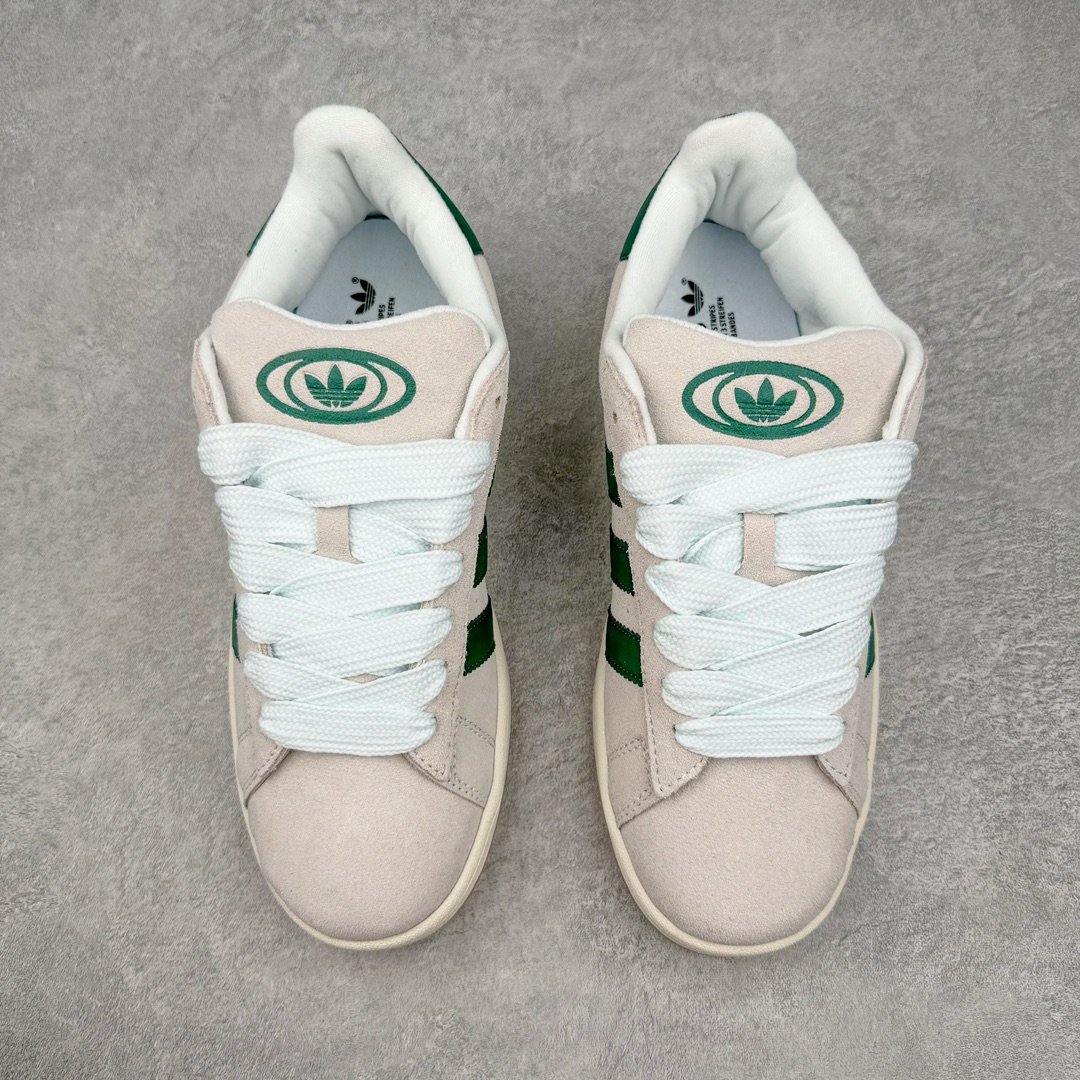 图片[2]-＃C版纯原 AD Originals Campus 00s 学院系列面包风经典复古低帮百搭休闲运动板鞋 GY0038 原鞋开发 正确版型 市面唯一全鞋采用原厂头层SD皮料 正确宽版鞋盒 清洁度完美 诠释最高工艺 这次 Originals 选择了以经典复古鞋型 Campus 为蓝本打造全新面包鞋 这款鞋型联名不断 冠希当年对它更是钟爱有加 论牌面丝毫不输贝壳头、Forum 等大热鞋型 这次 Campus 一改 80 年代的瘦长造型 鞋舌、鞋身、鞋底甚至细节都变大了 营造出千禧年前后流行的面包鞋宽大廓形 因此鞋名改为 Campus 00s 鞋身采用绒面皮料搭配白色常规皮革 质感上还是延续了经典 Campus 的设计 鞋舌填充更加饱满 让鞋款整体看起来更加圆润 搭配上这款浅蓝配色 「蓝胖子」造型真的很可爱 鞋舌还加入了与以往 Campus 不同的全新三叶草 Logo 令造型更具千禧气息 鞋带也采用了加宽的设计 如果你不喜欢 这次还附送了传统鞋带可以替换 鞋底采用了米黄做旧设计 凸显鞋款的复古年代感 除了清新可人的浅蓝配色 还有一款酷灰配色 造型更加硬朗复古 而且相比浅蓝配色更加耐脏 尺码：36 36⅔ 37⅓ 38 38⅔ 39⅓ 40 40⅔ 41⅓ 42 42⅔ 43⅓ 44 44 ⅓ 45-选品中心