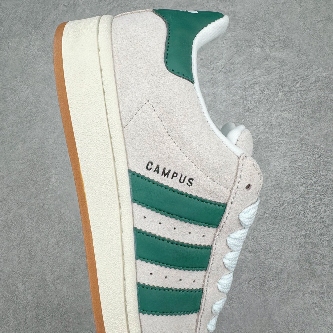 图片[6]-＃C版纯原 AD Originals Campus 00s 学院系列面包风经典复古低帮百搭休闲运动板鞋 GY0038 原鞋开发 正确版型 市面唯一全鞋采用原厂头层SD皮料 正确宽版鞋盒 清洁度完美 诠释最高工艺 这次 Originals 选择了以经典复古鞋型 Campus 为蓝本打造全新面包鞋 这款鞋型联名不断 冠希当年对它更是钟爱有加 论牌面丝毫不输贝壳头、Forum 等大热鞋型 这次 Campus 一改 80 年代的瘦长造型 鞋舌、鞋身、鞋底甚至细节都变大了 营造出千禧年前后流行的面包鞋宽大廓形 因此鞋名改为 Campus 00s 鞋身采用绒面皮料搭配白色常规皮革 质感上还是延续了经典 Campus 的设计 鞋舌填充更加饱满 让鞋款整体看起来更加圆润 搭配上这款浅蓝配色 「蓝胖子」造型真的很可爱 鞋舌还加入了与以往 Campus 不同的全新三叶草 Logo 令造型更具千禧气息 鞋带也采用了加宽的设计 如果你不喜欢 这次还附送了传统鞋带可以替换 鞋底采用了米黄做旧设计 凸显鞋款的复古年代感 除了清新可人的浅蓝配色 还有一款酷灰配色 造型更加硬朗复古 而且相比浅蓝配色更加耐脏 尺码：36 36⅔ 37⅓ 38 38⅔ 39⅓ 40 40⅔ 41⅓ 42 42⅔ 43⅓ 44 44 ⅓ 45-选品中心