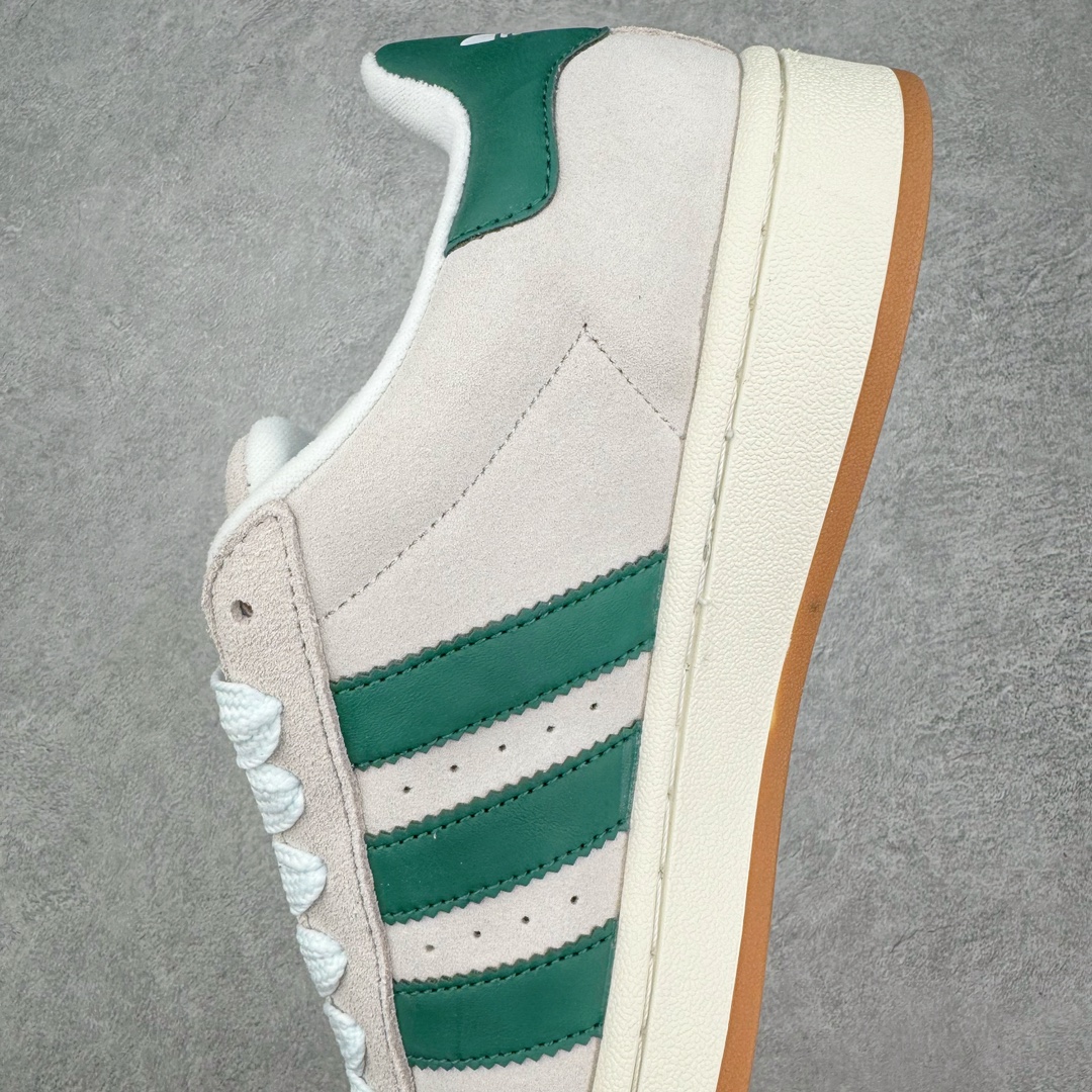 图片[7]-＃C版纯原 AD Originals Campus 00s 学院系列面包风经典复古低帮百搭休闲运动板鞋 GY0038 原鞋开发 正确版型 市面唯一全鞋采用原厂头层SD皮料 正确宽版鞋盒 清洁度完美 诠释最高工艺 这次 Originals 选择了以经典复古鞋型 Campus 为蓝本打造全新面包鞋 这款鞋型联名不断 冠希当年对它更是钟爱有加 论牌面丝毫不输贝壳头、Forum 等大热鞋型 这次 Campus 一改 80 年代的瘦长造型 鞋舌、鞋身、鞋底甚至细节都变大了 营造出千禧年前后流行的面包鞋宽大廓形 因此鞋名改为 Campus 00s 鞋身采用绒面皮料搭配白色常规皮革 质感上还是延续了经典 Campus 的设计 鞋舌填充更加饱满 让鞋款整体看起来更加圆润 搭配上这款浅蓝配色 「蓝胖子」造型真的很可爱 鞋舌还加入了与以往 Campus 不同的全新三叶草 Logo 令造型更具千禧气息 鞋带也采用了加宽的设计 如果你不喜欢 这次还附送了传统鞋带可以替换 鞋底采用了米黄做旧设计 凸显鞋款的复古年代感 除了清新可人的浅蓝配色 还有一款酷灰配色 造型更加硬朗复古 而且相比浅蓝配色更加耐脏 尺码：36 36⅔ 37⅓ 38 38⅔ 39⅓ 40 40⅔ 41⅓ 42 42⅔ 43⅓ 44 44 ⅓ 45-选品中心