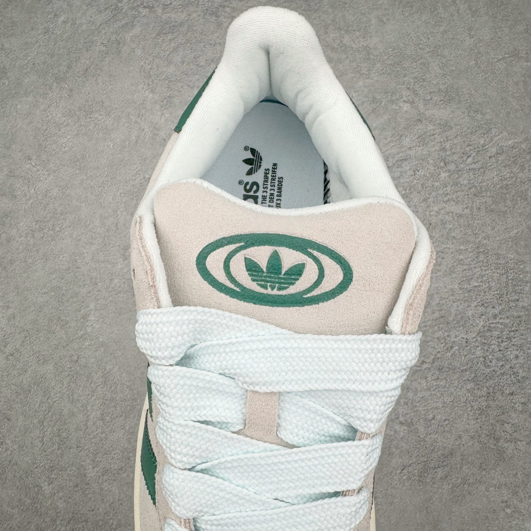 图片[5]-＃C版纯原 AD Originals Campus 00s 学院系列面包风经典复古低帮百搭休闲运动板鞋 GY0038 原鞋开发 正确版型 市面唯一全鞋采用原厂头层SD皮料 正确宽版鞋盒 清洁度完美 诠释最高工艺 这次 Originals 选择了以经典复古鞋型 Campus 为蓝本打造全新面包鞋 这款鞋型联名不断 冠希当年对它更是钟爱有加 论牌面丝毫不输贝壳头、Forum 等大热鞋型 这次 Campus 一改 80 年代的瘦长造型 鞋舌、鞋身、鞋底甚至细节都变大了 营造出千禧年前后流行的面包鞋宽大廓形 因此鞋名改为 Campus 00s 鞋身采用绒面皮料搭配白色常规皮革 质感上还是延续了经典 Campus 的设计 鞋舌填充更加饱满 让鞋款整体看起来更加圆润 搭配上这款浅蓝配色 「蓝胖子」造型真的很可爱 鞋舌还加入了与以往 Campus 不同的全新三叶草 Logo 令造型更具千禧气息 鞋带也采用了加宽的设计 如果你不喜欢 这次还附送了传统鞋带可以替换 鞋底采用了米黄做旧设计 凸显鞋款的复古年代感 除了清新可人的浅蓝配色 还有一款酷灰配色 造型更加硬朗复古 而且相比浅蓝配色更加耐脏 尺码：36 36⅔ 37⅓ 38 38⅔ 39⅓ 40 40⅔ 41⅓ 42 42⅔ 43⅓ 44 44 ⅓ 45-选品中心