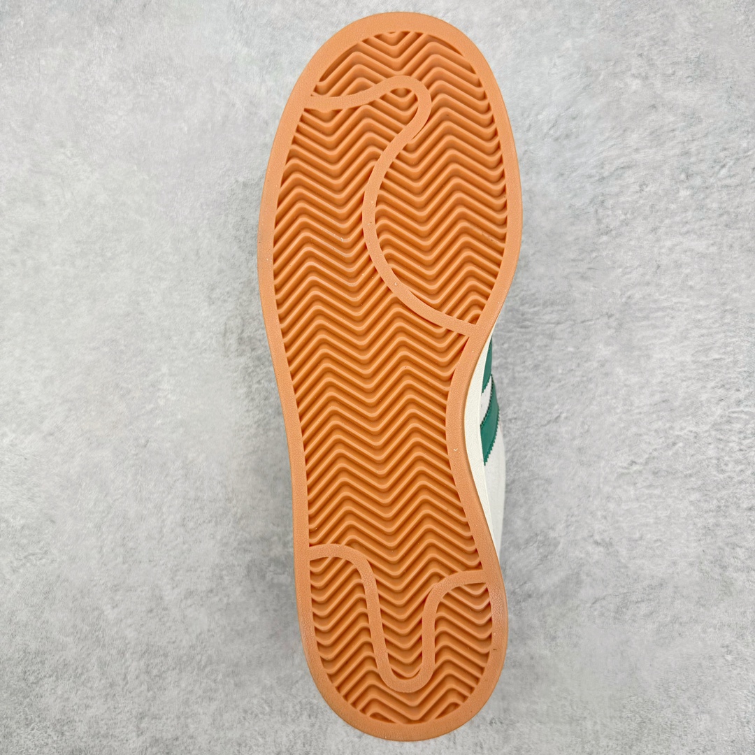 图片[9]-＃C版纯原 AD Originals Campus 00s 学院系列面包风经典复古低帮百搭休闲运动板鞋 GY0038 原鞋开发 正确版型 市面唯一全鞋采用原厂头层SD皮料 正确宽版鞋盒 清洁度完美 诠释最高工艺 这次 Originals 选择了以经典复古鞋型 Campus 为蓝本打造全新面包鞋 这款鞋型联名不断 冠希当年对它更是钟爱有加 论牌面丝毫不输贝壳头、Forum 等大热鞋型 这次 Campus 一改 80 年代的瘦长造型 鞋舌、鞋身、鞋底甚至细节都变大了 营造出千禧年前后流行的面包鞋宽大廓形 因此鞋名改为 Campus 00s 鞋身采用绒面皮料搭配白色常规皮革 质感上还是延续了经典 Campus 的设计 鞋舌填充更加饱满 让鞋款整体看起来更加圆润 搭配上这款浅蓝配色 「蓝胖子」造型真的很可爱 鞋舌还加入了与以往 Campus 不同的全新三叶草 Logo 令造型更具千禧气息 鞋带也采用了加宽的设计 如果你不喜欢 这次还附送了传统鞋带可以替换 鞋底采用了米黄做旧设计 凸显鞋款的复古年代感 除了清新可人的浅蓝配色 还有一款酷灰配色 造型更加硬朗复古 而且相比浅蓝配色更加耐脏 尺码：36 36⅔ 37⅓ 38 38⅔ 39⅓ 40 40⅔ 41⅓ 42 42⅔ 43⅓ 44 44 ⅓ 45-选品中心