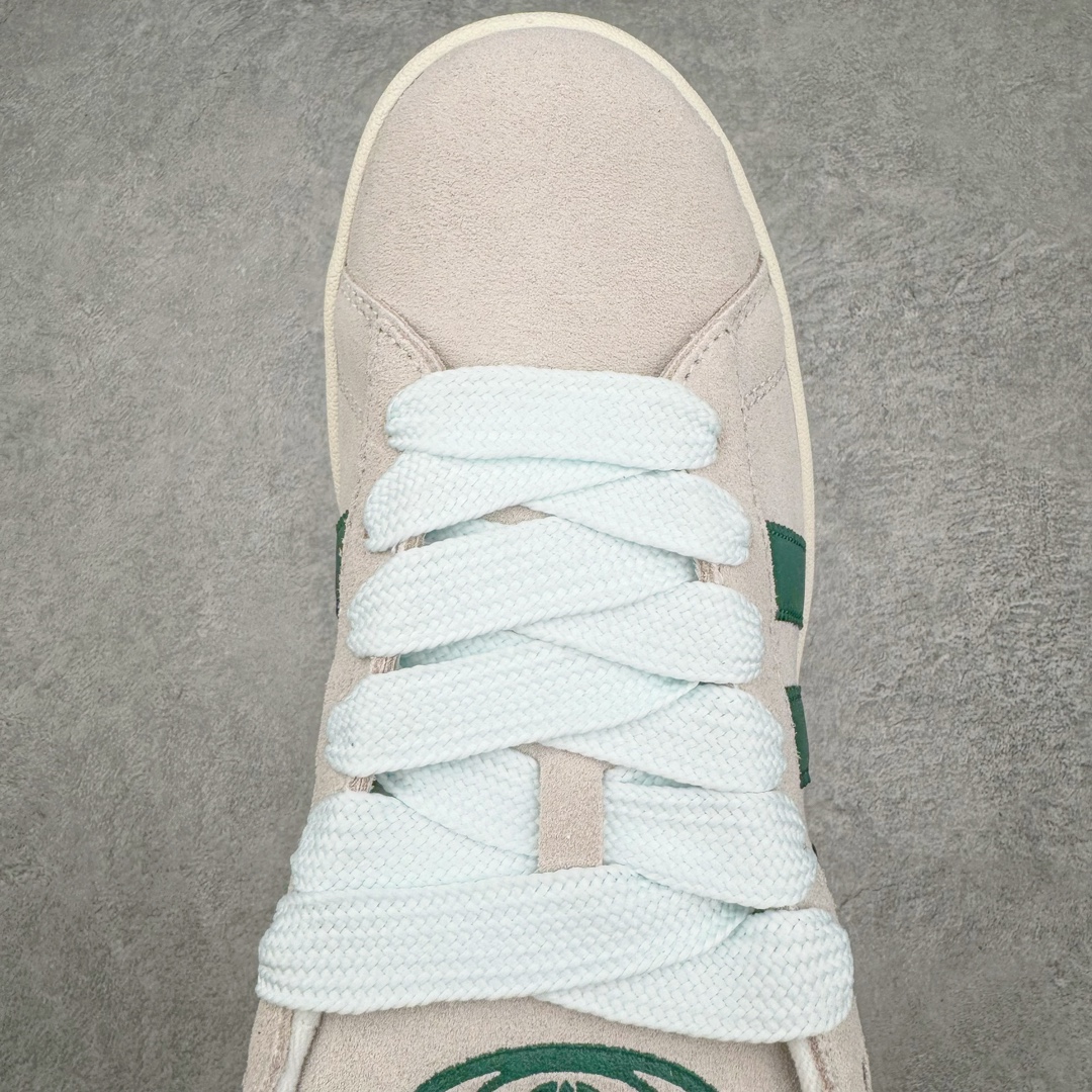 图片[4]-＃C版纯原 AD Originals Campus 00s 学院系列面包风经典复古低帮百搭休闲运动板鞋 GY0038 原鞋开发 正确版型 市面唯一全鞋采用原厂头层SD皮料 正确宽版鞋盒 清洁度完美 诠释最高工艺 这次 Originals 选择了以经典复古鞋型 Campus 为蓝本打造全新面包鞋 这款鞋型联名不断 冠希当年对它更是钟爱有加 论牌面丝毫不输贝壳头、Forum 等大热鞋型 这次 Campus 一改 80 年代的瘦长造型 鞋舌、鞋身、鞋底甚至细节都变大了 营造出千禧年前后流行的面包鞋宽大廓形 因此鞋名改为 Campus 00s 鞋身采用绒面皮料搭配白色常规皮革 质感上还是延续了经典 Campus 的设计 鞋舌填充更加饱满 让鞋款整体看起来更加圆润 搭配上这款浅蓝配色 「蓝胖子」造型真的很可爱 鞋舌还加入了与以往 Campus 不同的全新三叶草 Logo 令造型更具千禧气息 鞋带也采用了加宽的设计 如果你不喜欢 这次还附送了传统鞋带可以替换 鞋底采用了米黄做旧设计 凸显鞋款的复古年代感 除了清新可人的浅蓝配色 还有一款酷灰配色 造型更加硬朗复古 而且相比浅蓝配色更加耐脏 尺码：36 36⅔ 37⅓ 38 38⅔ 39⅓ 40 40⅔ 41⅓ 42 42⅔ 43⅓ 44 44 ⅓ 45-选品中心