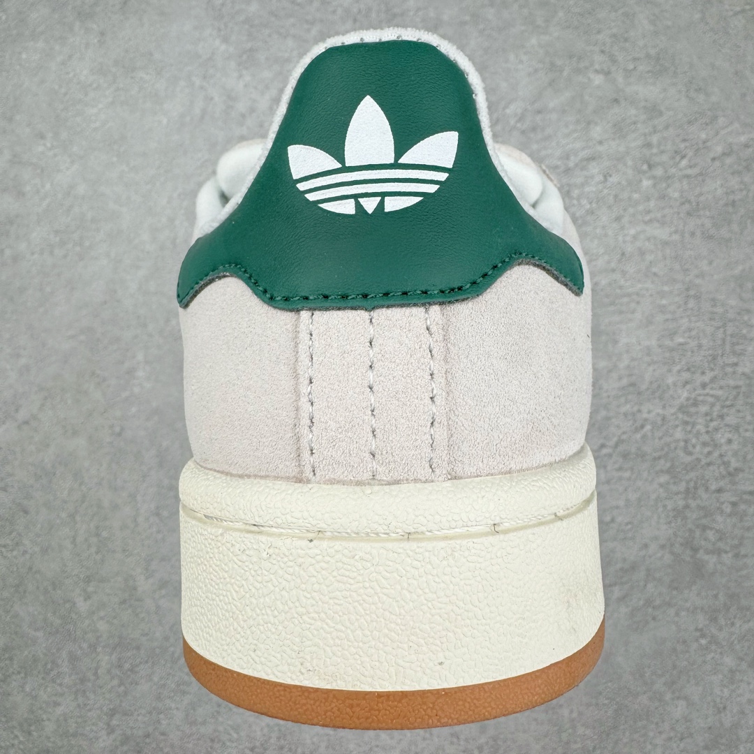 图片[8]-＃C版纯原 AD Originals Campus 00s 学院系列面包风经典复古低帮百搭休闲运动板鞋 GY0038 原鞋开发 正确版型 市面唯一全鞋采用原厂头层SD皮料 正确宽版鞋盒 清洁度完美 诠释最高工艺 这次 Originals 选择了以经典复古鞋型 Campus 为蓝本打造全新面包鞋 这款鞋型联名不断 冠希当年对它更是钟爱有加 论牌面丝毫不输贝壳头、Forum 等大热鞋型 这次 Campus 一改 80 年代的瘦长造型 鞋舌、鞋身、鞋底甚至细节都变大了 营造出千禧年前后流行的面包鞋宽大廓形 因此鞋名改为 Campus 00s 鞋身采用绒面皮料搭配白色常规皮革 质感上还是延续了经典 Campus 的设计 鞋舌填充更加饱满 让鞋款整体看起来更加圆润 搭配上这款浅蓝配色 「蓝胖子」造型真的很可爱 鞋舌还加入了与以往 Campus 不同的全新三叶草 Logo 令造型更具千禧气息 鞋带也采用了加宽的设计 如果你不喜欢 这次还附送了传统鞋带可以替换 鞋底采用了米黄做旧设计 凸显鞋款的复古年代感 除了清新可人的浅蓝配色 还有一款酷灰配色 造型更加硬朗复古 而且相比浅蓝配色更加耐脏 尺码：36 36⅔ 37⅓ 38 38⅔ 39⅓ 40 40⅔ 41⅓ 42 42⅔ 43⅓ 44 44 ⅓ 45-选品中心