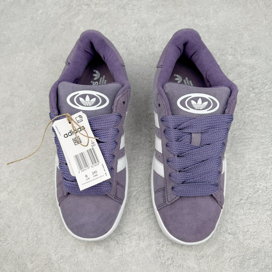 图片[2]-＃C版纯原 AD Originals Campus 00s 学院系列面包风经典复古低帮百搭休闲运动板鞋 ID7038 原鞋开发 正确版型 市面唯一全鞋采用原厂头层SD皮料 正确宽版鞋盒 清洁度完美 诠释最高工艺 这次 Originals 选择了以经典复古鞋型 Campus 为蓝本打造全新面包鞋 这款鞋型联名不断 冠希当年对它更是钟爱有加 论牌面丝毫不输贝壳头、Forum 等大热鞋型 这次 Campus 一改 80 年代的瘦长造型 鞋舌、鞋身、鞋底甚至细节都变大了 营造出千禧年前后流行的面包鞋宽大廓形 因此鞋名改为 Campus 00s 鞋身采用绒面皮料搭配白色常规皮革 质感上还是延续了经典 Campus 的设计 鞋舌填充更加饱满 让鞋款整体看起来更加圆润 搭配上这款浅蓝配色 「蓝胖子」造型真的很可爱 鞋舌还加入了与以往 Campus 不同的全新三叶草 Logo 令造型更具千禧气息 鞋带也采用了加宽的设计 如果你不喜欢 这次还附送了传统鞋带可以替换 鞋底采用了米黄做旧设计 凸显鞋款的复古年代感 除了清新可人的浅蓝配色 还有一款酷灰配色 造型更加硬朗复古 而且相比浅蓝配色更加耐脏 尺码：36 36⅔ 37⅓ 38 38⅔ 39⅓ 40 40⅔ 41⅓ 42 42⅔ 43⅓ 44 44 ⅓ 45-选品中心